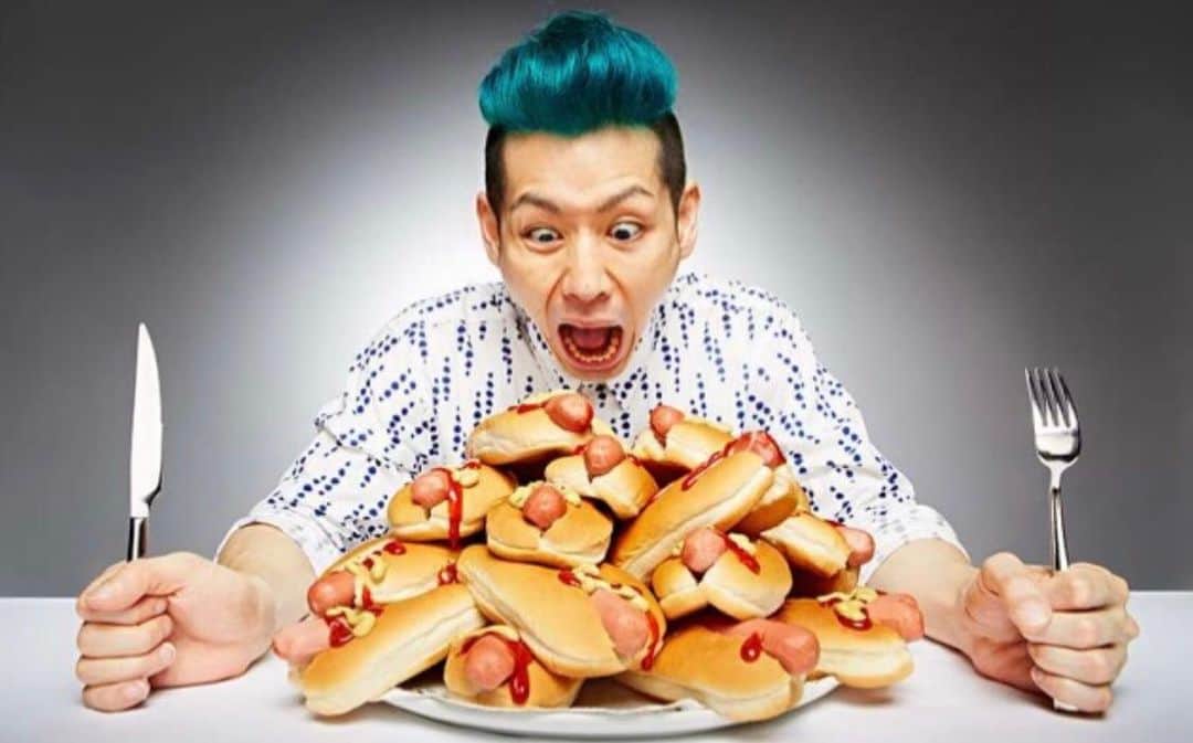 小林尊のインスタグラム：「I am “食べるゴジラ”!! I am the Godzilla of eating 🦖🔥🌭 📷 #guinnessworldrecord #ギネス世界記録」