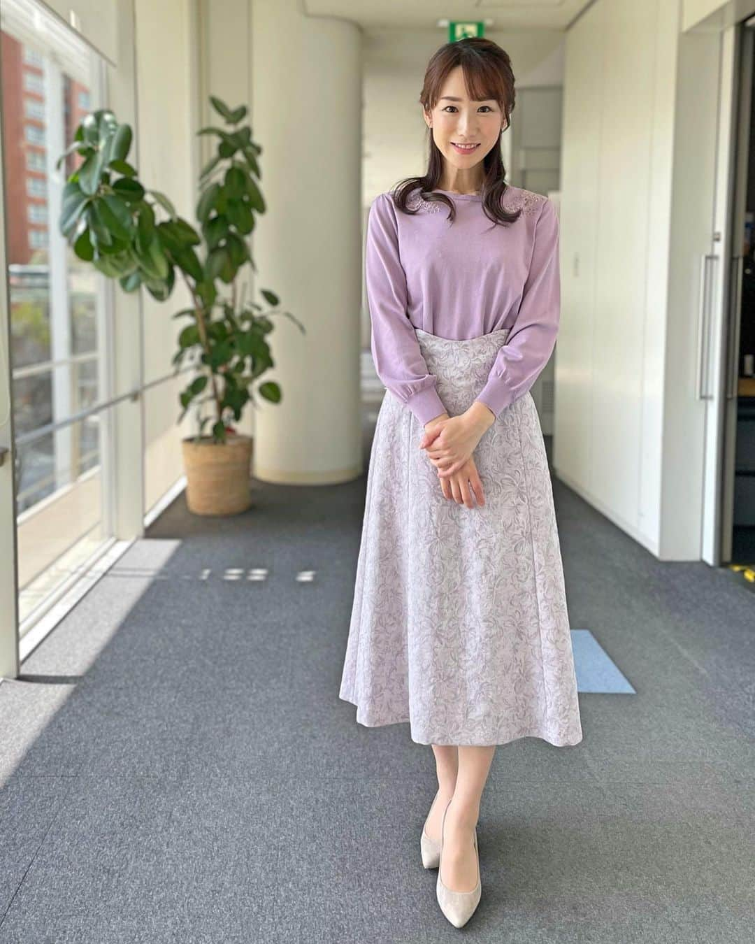 堂真理子さんのインスタグラム写真 - (堂真理子Instagram)「昨日まで休みを取り、今日から仕事復帰です❣️ 新年度ですね🌸気持ちを新たに頑張ります✨皆さん、どうぞよろしくお願いします🥰 本日の「ワイド！スクランブル」の衣装は、  ☆ブラウス,スカート…#PROPORTION BODYDRESSING ☆アクセサリー… #ete  でした❣️ 　 　#大下容子ワイドスクランブル  #ワイドスクランブル　#ニュース　#テレビ朝日　#堂真理子　#アナウンサー　#アナウンサー衣装」3月29日 12時33分 - mariko_do