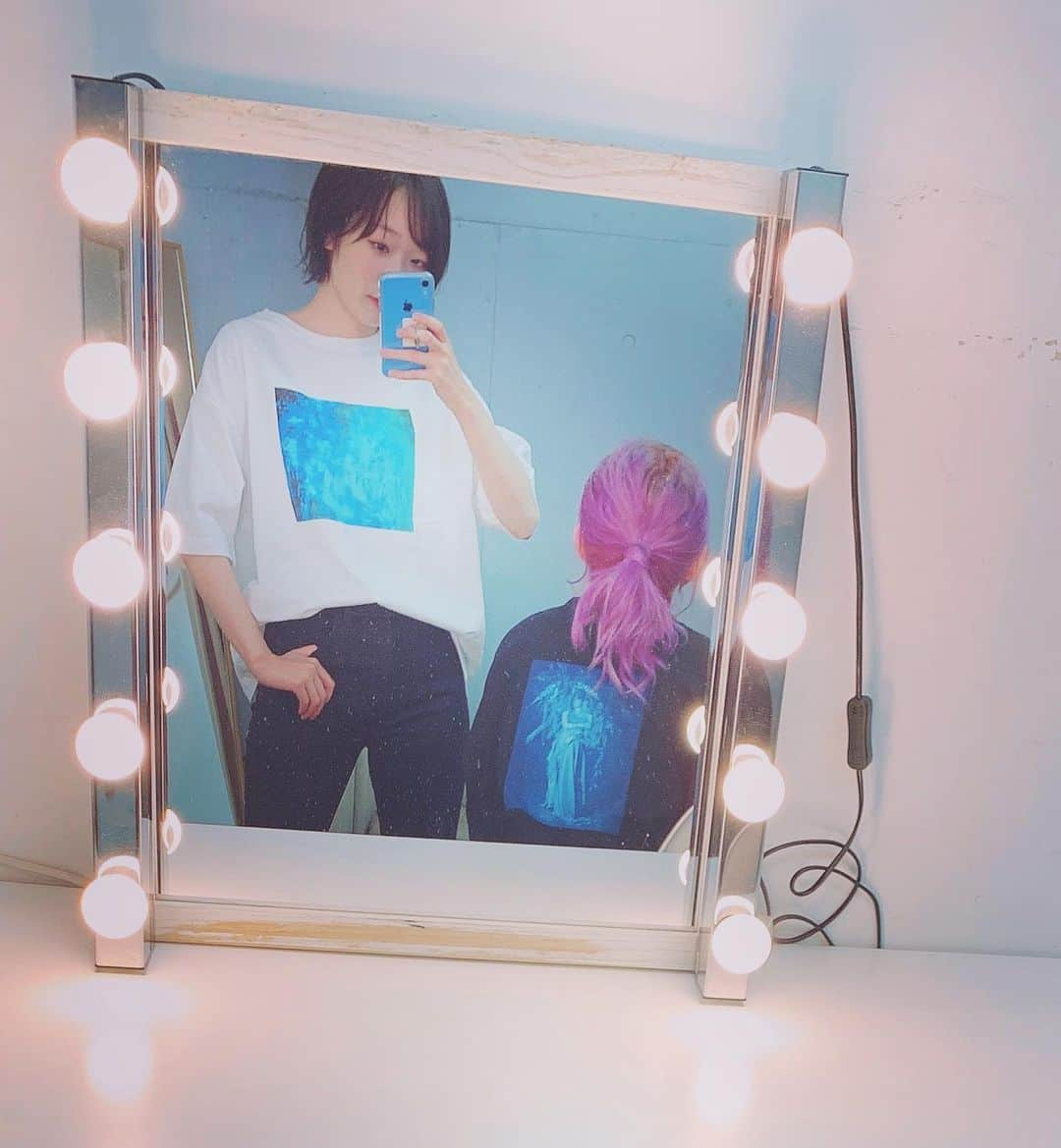 田所あずささんのインスタグラム写真 - (田所あずさInstagram)「【Waverワンマン第一弾ライブグッズ】の TシャツをMachicoさんにも着てもらいました🤗❤️ 鏡越しの2人！ 黒はL 白はM 着用ですっ！  #Waver_LIVE #azusatadokoro  #tadokoroazusa #田所あずさ #Machico」3月29日 12時36分 - azusa_tadokoro