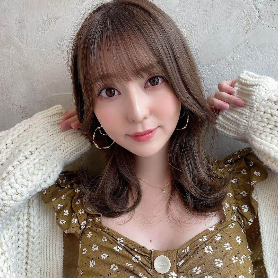 堀尾実咲さんのインスタグラム写真 - (堀尾実咲Instagram)「@afloatruvua で メンテナンスしてきました💇‍♀️  お肌までキレイに見える ベージュカラー🤍🤎🤍  小顔に見えちゃうカット✂︎  さらに トリートメントで ちゅるちゅるに仕上げていただきました☺️  担当は古川さん( @chanshin1103 )🌿  最強かわいいスタイル作ってくれるのでおすすめです☺️  いつもありがとうございます😌  #beauty #hair #hairstyle #haircolor #haircut #hairsalon #tokyo #shinjuku #afloat #afloatruvua #coreanstyle #美容院 #美容メンテナンス #ヘアサロン #ヘアスタイル #東京美容院 #新宿美容院 #東京ヘアサロン #新宿ヘアサロン #アフロート #アフロートルヴア #韓国ヘア #ヨシンモリ#ベージュカラー #zara #zaraコーデ #ザラ #ザラコーデ #ザラジョ #新宿」3月29日 12時42分 - misaki.horio