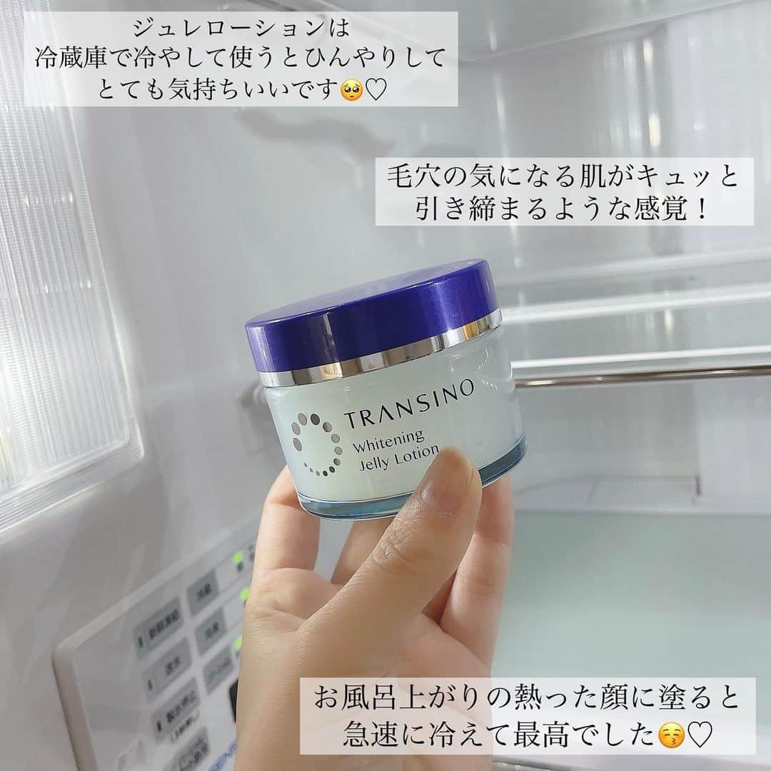 ささき ともみさんのインスタグラム写真 - (ささき ともみInstagram)「・ トランシーノから季節限定の 美白ジェル状化粧水が発売中🤍🤍  ・ ぷるぷるのジュレが肌でとろけて ローションに変化するので、  ジェル特有のベタつき感が全くなくて みずみずしい質感！とても使いやすいです🥺  ・  そのまま使ってもひんやりして気持ち良いですが、  冷蔵庫で冷やしておくと更にひんやり…！ お風呂上がりに使うと最高でした🧖‍♀️✨  ・  ちなみに通常タイプの化粧水は 肌のごわつきが気になる時に、 ジェル状の化粧水は毛穴の開きが気になる時に 使い分けるのがオススメです☝️  ・  ジェル状タイプの化粧水は、 毛穴が目立つ肌がキュッと引き締まる感じがするので 朝のメイク前に使うのが好きです☺️💗  ・  美容液+乳液とあわせて使うと 乾燥が気になる時でもしっとり潤いを 感じられる使い心地なのにベタつかず メイクノリも良かったです🙆‍♀️♡ それぞれのテクスチャーは、 3枚目と4枚目を参考にしてみてください✨  ・  これからの暖かい季節は 特に紫外線が気になってくるので、 普段のスキンケアから早めの美白ケアが本当に大事💡  ・  製薬会社の美白ケアアイテムだけあって、 使ってみて納得出来るようなアイテムばかりで、 夏に向けてもうしばらく使ってみたいなと 感じさせてくれました😌💕  ・  @transino_jp  トランシーノ 薬用ホワイトニングジュレローション 〈医薬部外品〉 販売名：DSホワイトジェル 3月1日〜発売中(季節限定) ・  ・  ※ 美白とはメラニンの生成を抑え、シミ・そばかすを防ぐこと  ・ -------------------------------------------------  #トランシーノ#根本美白#第一三共ヘルスケア#美白ジュレ#transino#トランシーノ_pr#スキンケア#美白ケア#化粧水#ジェル状化粧水#美容液#乳液#コスメレポ」3月29日 13時10分 - tomomi_sasaki_
