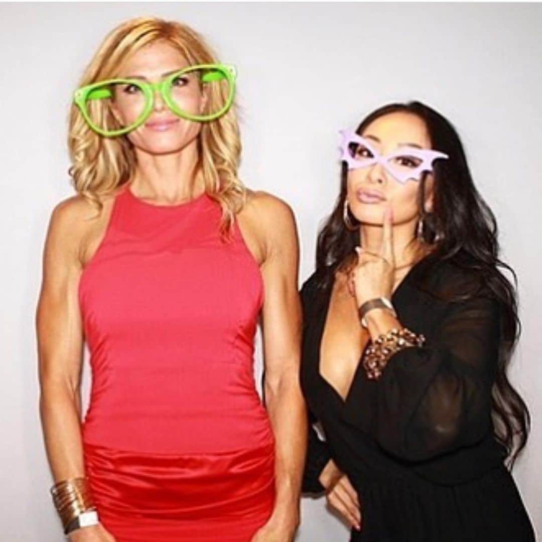 トリー・ウィルソンのインスタグラム：「. A very dear friend of mine was tragically killed in a snowmobile accident on Saturday. . Last week I had my last conversation with her and it happened to be recorded becuz it was on her  new podcast. Truth be told, I was only doing her podcast to support her & when we finished I got emotional over how good she did..and how she just gave me the best interview I’ve ever had. I’m so grateful to have this last conversation with her. And that I can watch it years from now. . She was funny, genuine, a fellow meat head, had the cutest distinct laugh, loved the F word more than anyone ever, drug me to my 1st heavy metal concerts, knows many of my darkest secrets, loved a damn brunch, loved her 6” heels, and was sooo excited for her birthday bash each year . She was always hyping me up. I can almost hear her saying “screw that idiot, you are torrie mother F’n wilson dude”. Probably cuz she has said it 9,000 times.lol . We are on borrowed time. Never know when our fateful time has come. One week stressed over an extra 10lbs or what friend said something to offend you and the next none of it matters at all.  . Thanks for the chapter we shared Pang. Love you. @misskarenpang  . Last video is my fave. Lol」