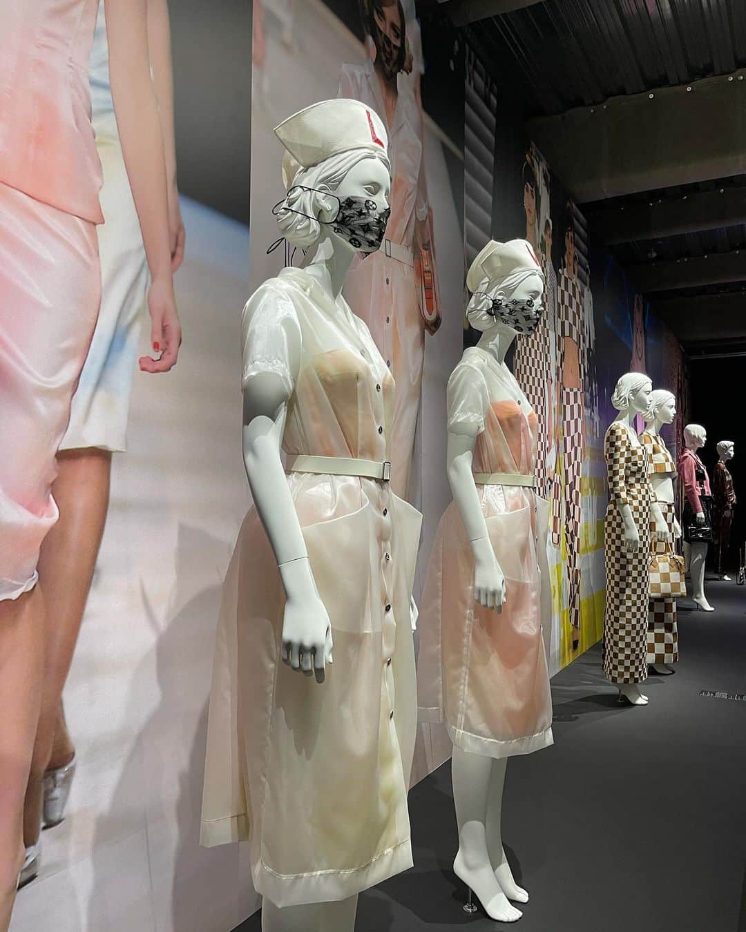 本橋優華さんのインスタグラム写真 - (本橋優華Instagram)「ルイヴィトンの展覧会☺︎ 昔初めて両親からプレゼントしてもらったハイブランド。 ハンドルの色が深み増して、今でも大切な時に使っています。  様々な日本人デザイナーのコラボ作品も素敵で、貴重な時間になりました✨  #louisvuitton#louisvuittonand#fashion#tokyo」3月29日 13時49分 - uk_jp