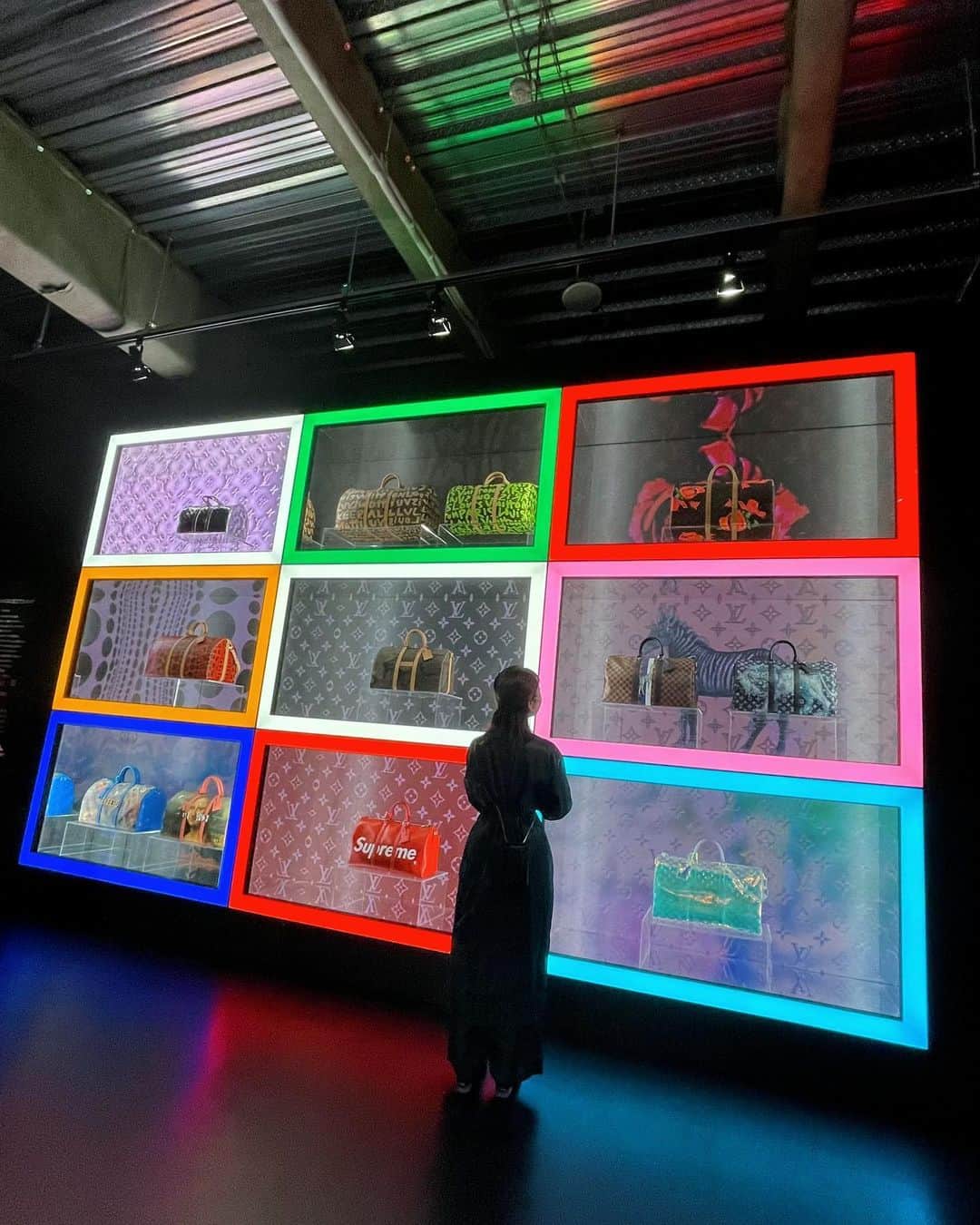 本橋優華のインスタグラム：「ルイヴィトンの展覧会☺︎ 昔初めて両親からプレゼントしてもらったハイブランド。 ハンドルの色が深み増して、今でも大切な時に使っています。  様々な日本人デザイナーのコラボ作品も素敵で、貴重な時間になりました✨  #louisvuitton#louisvuittonand#fashion#tokyo」