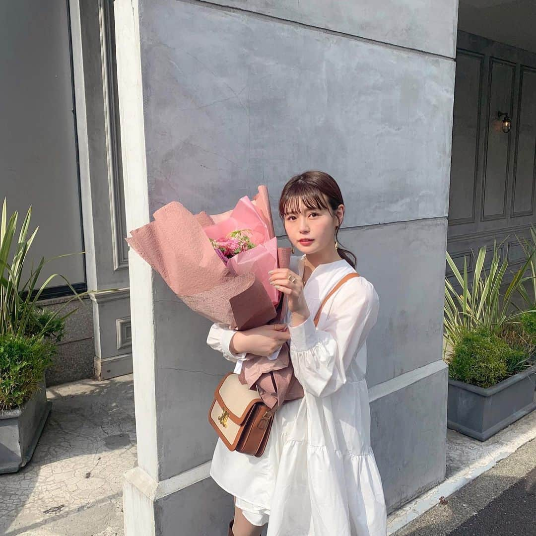 井口綾子さんのインスタグラム写真 - (井口綾子Instagram)「お誕生日にもらった花束が可愛かったあ〜💐  お花ってテンション上がりますよね😌 お花似合う花瓶探すのも好き🕊  ワンピースは @holidayandholiday_official 👗」3月29日 14時02分 - ayako_inokuchi