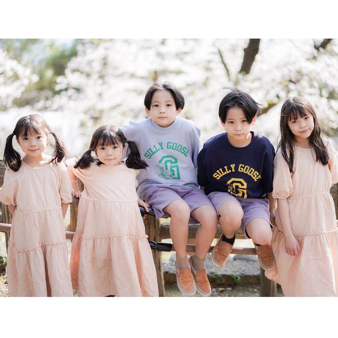 Yukiさんのインスタグラム写真 - (YukiInstagram)「週末は @ayaya315 ちゃん親子と公園へ🌸  ちょうど満開でとってもキレイだった♡ຼ☺︎  5歳の時から当時2歳の双子ちゃんの手を引いて歩いてくれた優しい双子くん😉✨  10歳になって優しさもかっこよさもさらに増してて本当に素敵なお兄さん☺️✨  スワイプ最後の双子ちゃんを見守る３人の優しさにほっこり¨̮ ¨̮ ¨̮  活発な長女に合わせて思い切り遊んでくれてありがとうー☺️✨」3月29日 14時00分 - yukikuu96