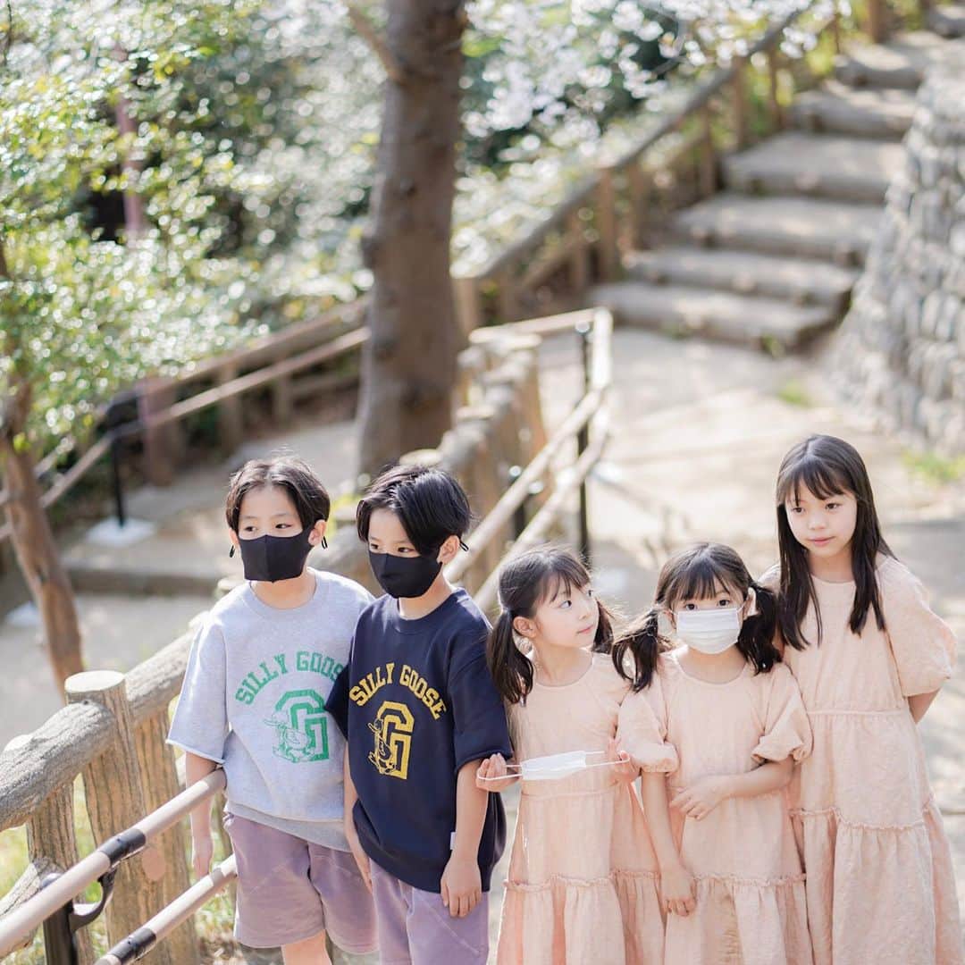 Yukiさんのインスタグラム写真 - (YukiInstagram)「週末は @ayaya315 ちゃん親子と公園へ🌸  ちょうど満開でとってもキレイだった♡ຼ☺︎  5歳の時から当時2歳の双子ちゃんの手を引いて歩いてくれた優しい双子くん😉✨  10歳になって優しさもかっこよさもさらに増してて本当に素敵なお兄さん☺️✨  スワイプ最後の双子ちゃんを見守る３人の優しさにほっこり¨̮ ¨̮ ¨̮  活発な長女に合わせて思い切り遊んでくれてありがとうー☺️✨」3月29日 14時00分 - yukikuu96