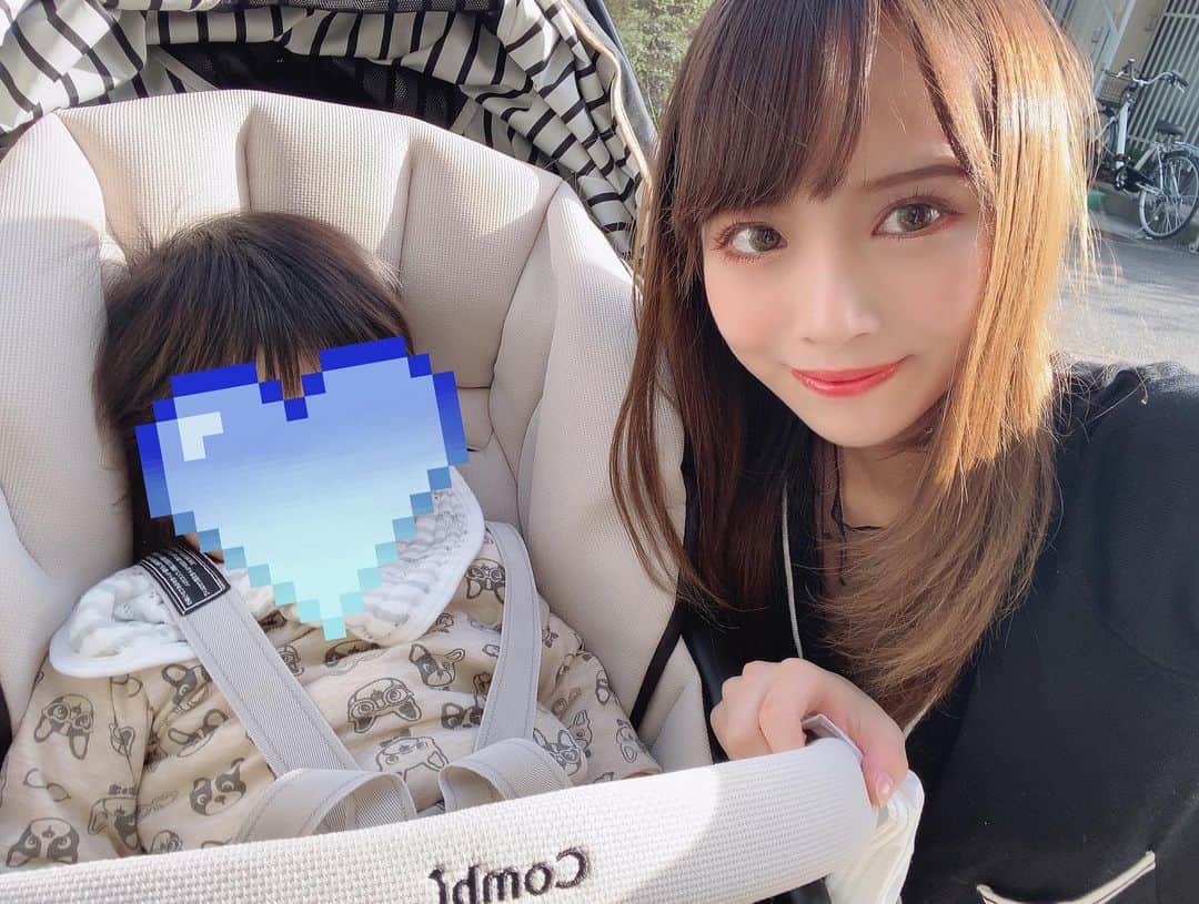 鈴木りんだのインスタグラム：「息子っぴと近所の桜見てきたけど散りまくっててもう葉桜だった🥱」