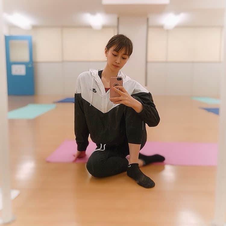 中村果生莉のインスタグラム：「💪 . . 1月から始まった、週1回の体幹＆ストレッチ教室😊  こうして教室を持たせていただくのは初めてだったのでスタート直後は正直、私自身が手探り状態。笑  対象となる年齢層や目的を考えると、美コアトレーニングとは全くもって違うので  レベル感含め、毎週、どんな内容にしていこうかな？  どんな内容だとハマるかな？  って1から考える時間は間違いなく私自身の成長にも繋がったし、  毎週来て下さるお客様との信頼関係がどんどん構築出来ているのも感じられた3ヶ月間でした✨  有難い事に回を重ねる毎に徐々に参加して下さる人数も増えていき、  4月からまた3ヶ月間、体幹＆ストレッチ教室の継続も決定いたしまして  なんと4月からは定員いっぱいだって〜😍  きゃーー！嬉しい！  ありがとうございます🙏🙏🙏  これからも来て下さるお客様おひとりおひとりと真摯に向き合いながら  日曜日のこの時間が楽しみ！  って言葉、もっとたくさん引き出せるように頑張るぞ〜😊✨ . . . #トレーニング #training #リラックス #体幹 #ストレッチ #教室 #トレーナー #肉体改造 #体質改善 #健康 #ダイエット #diet」