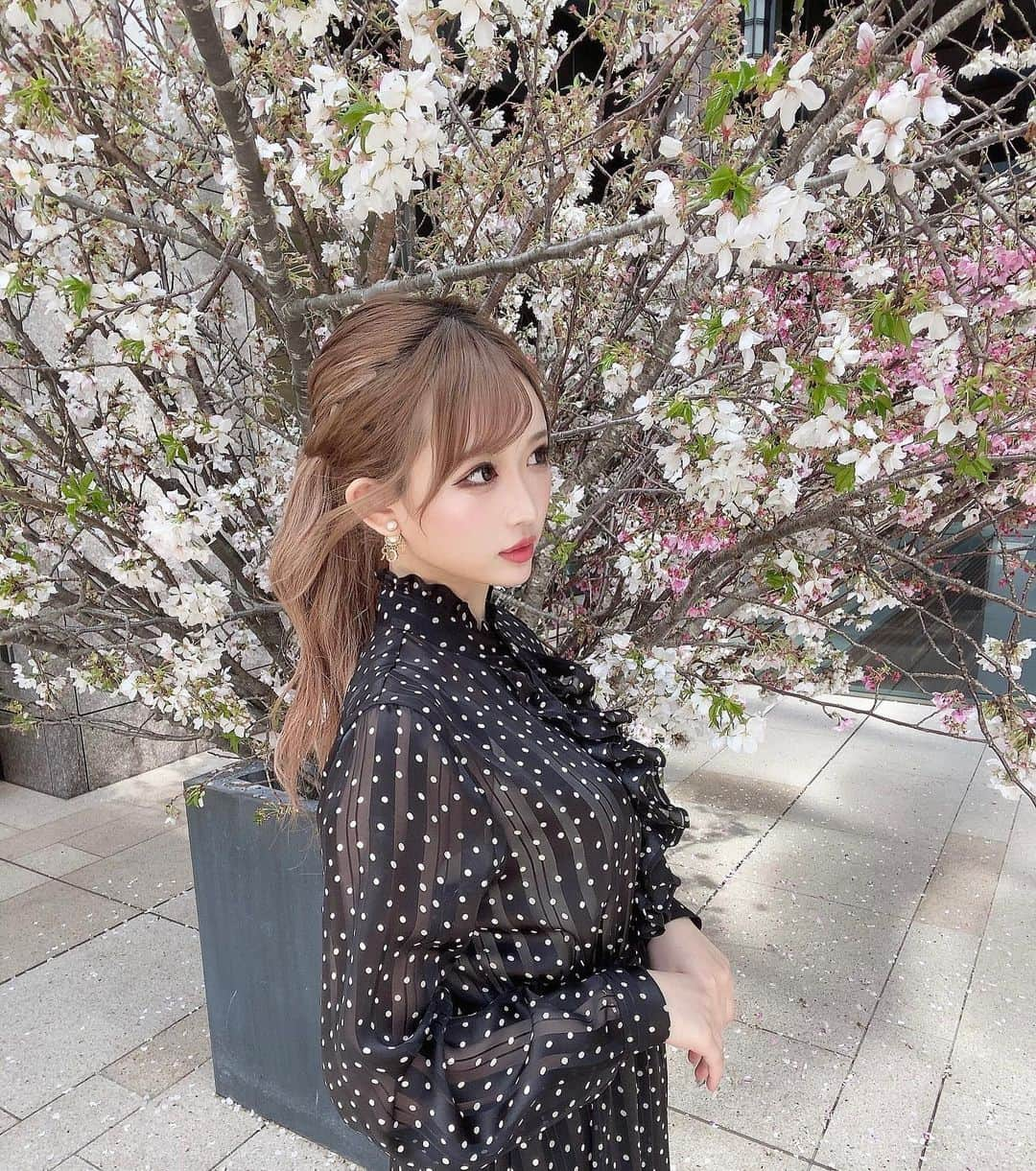 伊藤桃々さんのインスタグラム写真 - (伊藤桃々Instagram)「お花見今年はしてないけどお仕事行く途中に撮れた嬉しい🌸 マツエクはいつもより濃くしてみたよ👀 @aries_ebisu  さんで よく聞かれるデザインは  上:フラットラッシュ140本 太さ0.15mm0.2mm MIX 長さC10mm-C12mm-J12mm 下:0.15mm.J7mm.30本  です💓シングルいい💓💓」3月29日 14時49分 - __peachstagram__