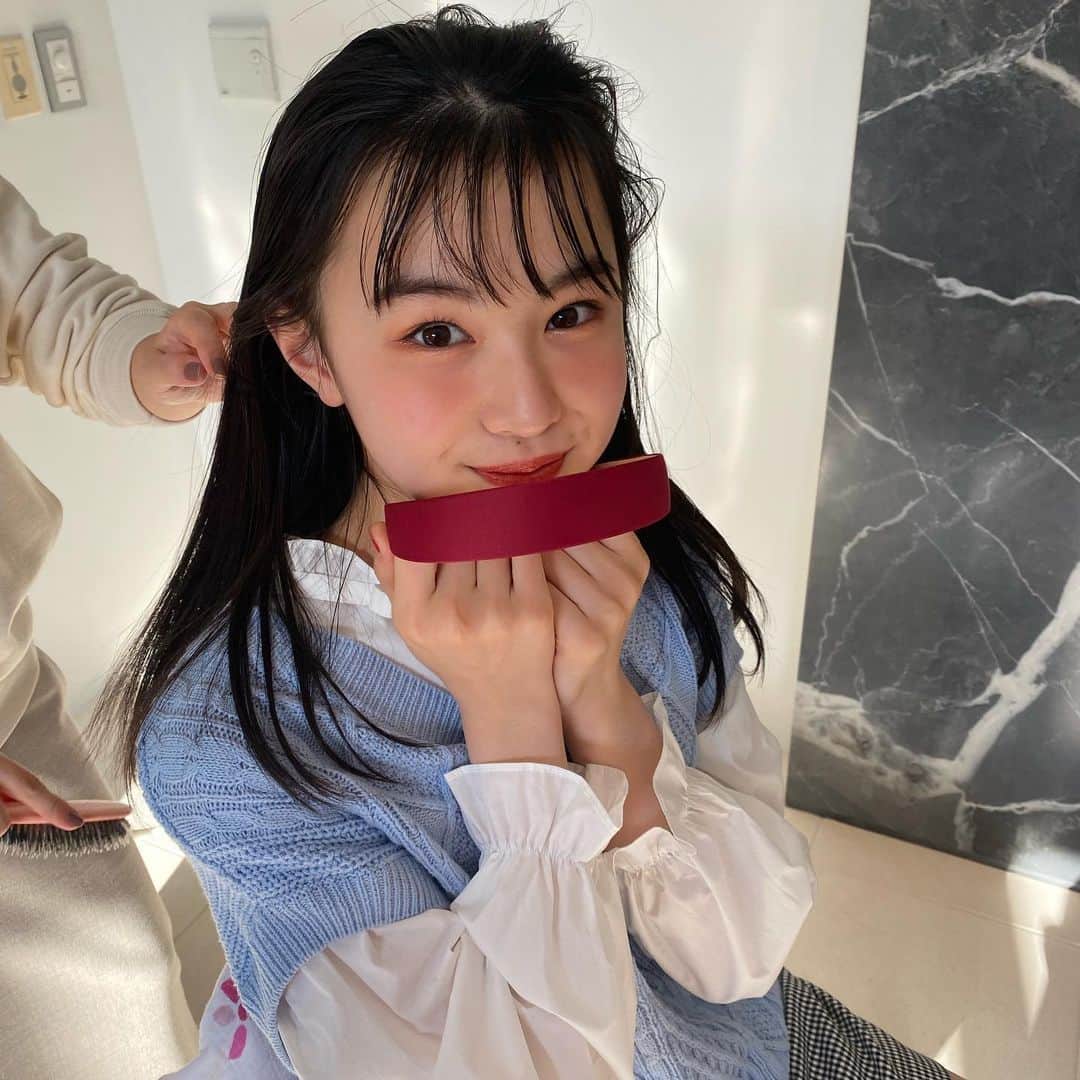ニコ☆プチのインスタグラム：「もんちゃんいわく﻿ りんご色のカチューシャだそうです🍎﻿ ﻿ ﻿ りんご色って、かわいいね💕﻿ ﻿ ﻿ #ニコプチ﻿ #森﨑美月」