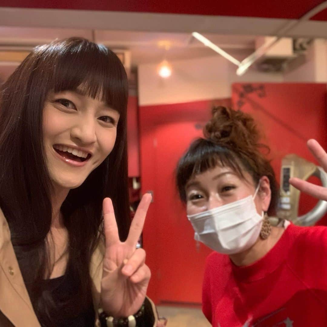 瑞羽奏都（水谷美月）のインスタグラム：「ヘアメンテナンス✂️  美千代ちゃんのところへ✨ 4ヶ月くらいカラーをしていなかったみたいで…😅 前回はアッシュ系のダークブラウンだったんですが、今回は最近流行り？のロイヤルミルクティー系のダークブラウンに✨ そして、毛先もとっ散らかっていたので整えてもらいました🎶 5cmくらい切ったんですけどね… 髪の毛の5cmって全然違うんですね！！整えてもらったこともあるけど、指通りの感触も違う👏 前髪は、一時期オンザ眉マイブームでしたけど、今回は普通にしてみました(笑)  美千代ちゃん、ありがとう💕 今回も話す話題沢山であっという間だったなぁ😆  #ヘアカラー #前髪カット #カット  #ヘアメンテナンス  #積もる話がたくさん  #楽しかった」