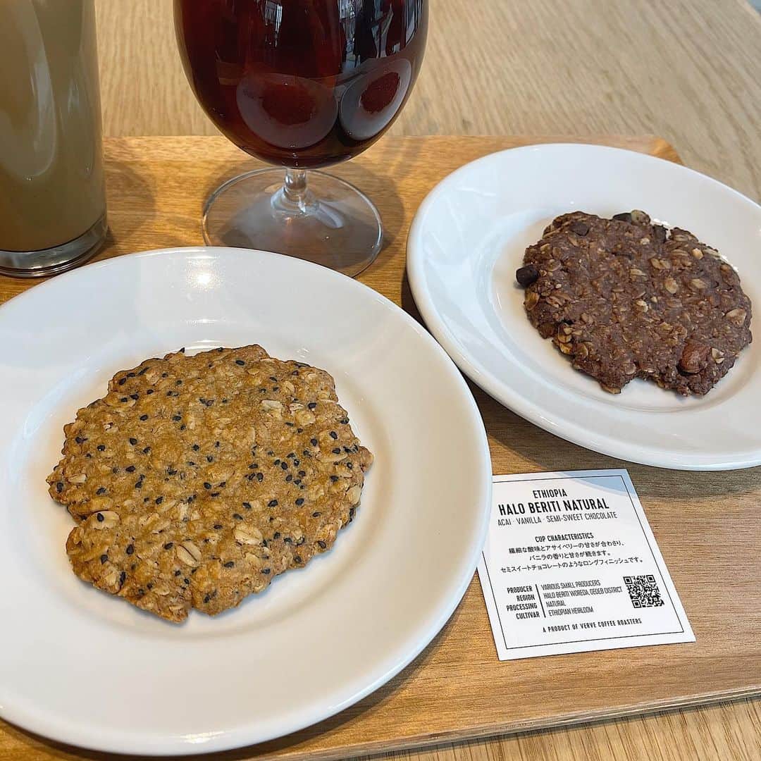 高木由梨奈のインスタグラム：「オートミールのクッキー🍪🤍 甘いものどうしても食べたい〜！！モードの時はオートミールのクッキーをよく食べる👀 罪悪感少ないし満足感あるからいいよね〜💕  #vervecoffeeroasters  #ダイエットおやつ  #オートミールクッキー」