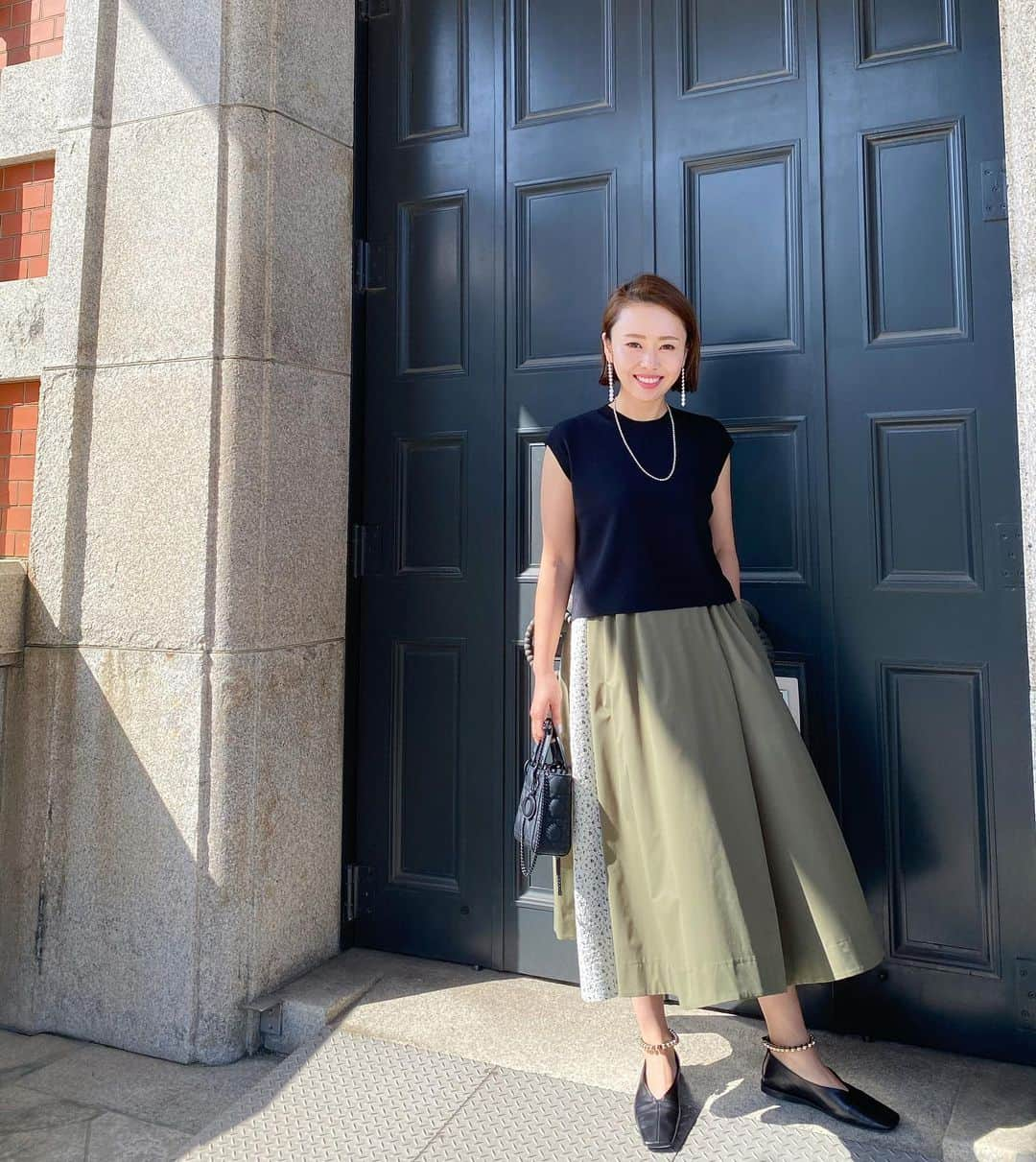 松本亜希さんのインスタグラム写真 - (松本亜希Instagram)「・ #akiron_verofonna アンサンブルワンピースcoordinate5️⃣👗💕 @verofonna  (明日30日予約販売開始予定) ・ アンサンブルワンピのトップスを単品使い💕 写真1枚目〜3枚目までがBLACKをスカート合わせで(ドットチュール) 写真4枚目〜6枚目までがWHITEをパンツ合わせで(ストライプ)  シンプルで形の綺麗なサマーニットトップスなので、お手持ちのボトムと合わせてかなり使っていただけると思います👍 ※去年の秋冬のアンサンブルワンピースのニットより着丈少し伸ばしました✔︎  気になる二の腕問題ですが、元々細い方は何の問題もないですがw、ノースリーブを少しお袖のあるフレンチスリーブにする事で、二の腕を華奢に見せる視覚効果があります。 身幅も体のラインを拾わないゆったりデザインにして、アームホールもゆとりがあるようにしましたので、スタイルアップして見えますよ♡ 私は二の腕が昔から気になる人なので、色々拘って作りました✌️🤪  明日お昼12時からは @verofonna アカウントにて、発売前にいつも通りインスタライブを配信させていただきます。 購入を検討してくださってる方は、是非見ていただきたいです💗💗 _________________________________ #akiron_verofonna #reverofonna #verofonna #ヴェロフォンナ #コラボ企画 #コラボ #コラボ商品 #授乳服 #授乳ワンピース」3月29日 16時24分 - m_akiron