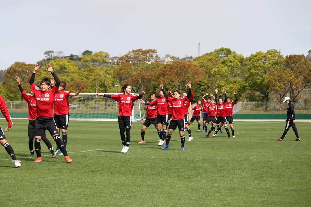 清水梨紗のインスタグラム：「. @miura_narumi17 と シンクロ👀👀  2人ともなんとも言えない表情😂😂  ©︎JFA /PR  #なでしこ #なでしこジャパン」
