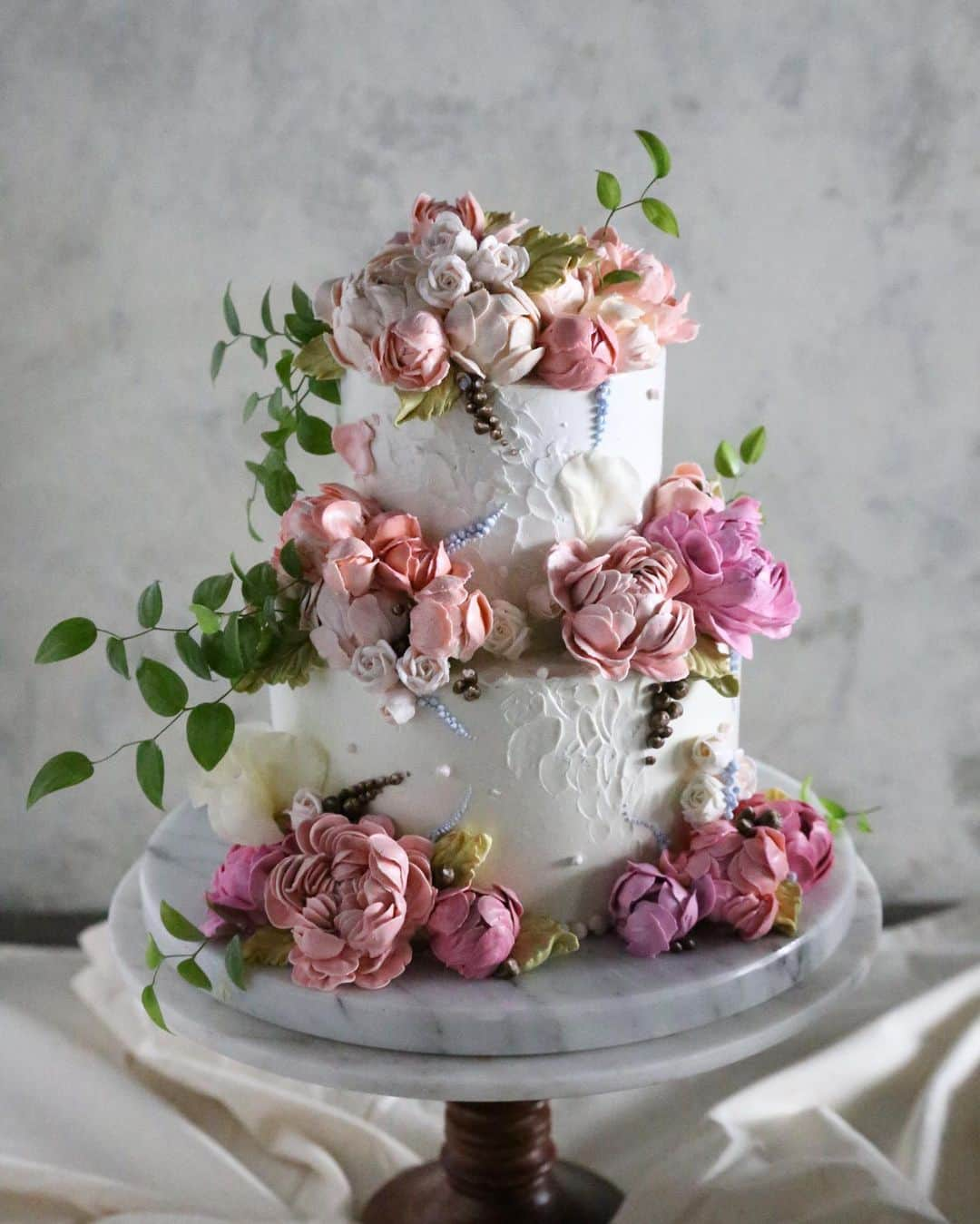 청담 수케이크 (atelier soo)さんのインスタグラム写真 - (청담 수케이크 (atelier soo)Instagram)「ㅡ Wedding soo 🎀🎀🎀 Buttercream flower cake  ㅡ #flower #cake #flowercake #partycake #birthday #bouquet #buttercream #baking #wilton #weddingcake #Weddingsoo ㅡ www.soocake.com vkscl_energy@naver.com」3月29日 16時55分 - soocake_ully