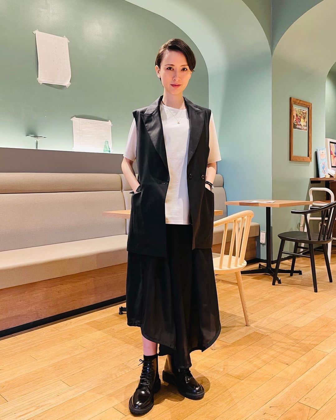 前田紀至子のインスタグラム：「想像以上の快晴と暖かさ、嬉しくて半袖解禁。  先週SSに活躍しそうなアイテムをヒューエルミュージアム @huelemuseum_official でまとめて買っていたので、突然の暖かさにも対応出来て良かった。 ブランドを横断してアイテムを見られるサイトでコーディネート組んでお買い物するのって愉しくて大好きです。シーズン最初のたまの贅沢。  ジャケットは @stumbly.official 、Tシャツとワンピースは @lephil_official です。 単品でもガシガシ着られそうなのでヘビロテの予感。 レースアップブーツも買って良かったアイテム、暑くなるまではこれが大活躍してくれそうです。  #huelemuseum#ヒューエルミュージアム#服と花とアートと#saintlaurent#サンローラン」