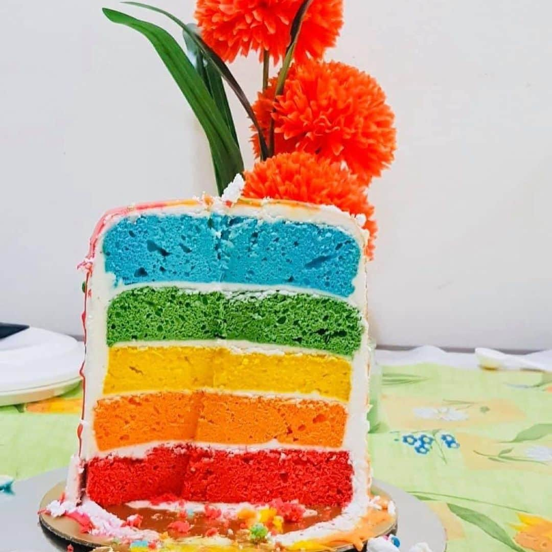 SUPER CAKESさんのインスタグラム写真 - (SUPER CAKESInstagram)「Happy holiiiiii to all my instafam 💛🧡❤️💗💚  #holicake #colourful #rainbowcake」3月29日 17時50分 - super.cakes