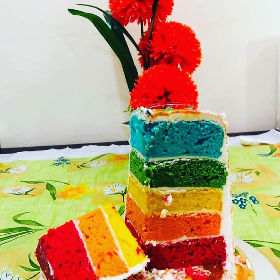 SUPER CAKESさんのインスタグラム写真 - (SUPER CAKESInstagram)「Happy holiiiiii to all my instafam 💛🧡❤️💗💚  #holicake #colourful #rainbowcake」3月29日 17時50分 - super.cakes