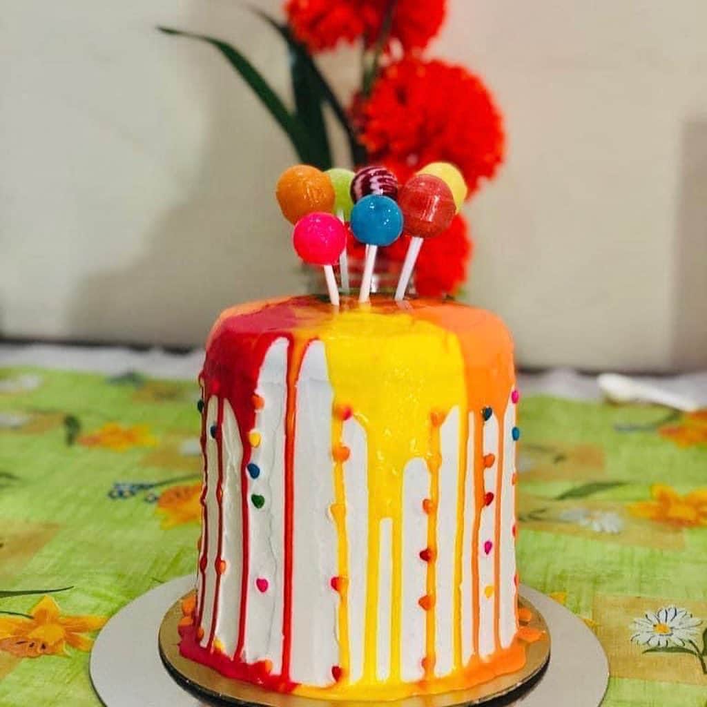 SUPER CAKESのインスタグラム：「Happy holiiiiii to all my instafam 💛🧡❤️💗💚  #holicake #colourful #rainbowcake」