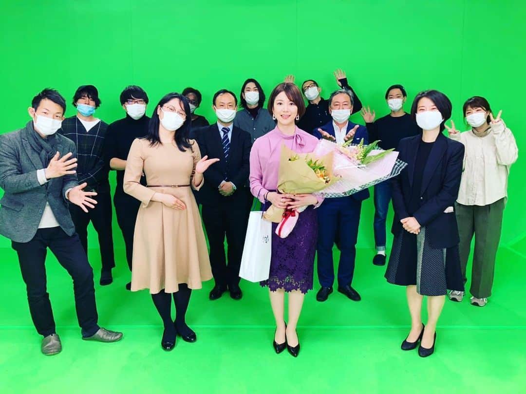 八木ひとみのインスタグラム：「2年間担当した「世界は今　JETRO Global Eye」キャスターを卒業しました。  世界の経済や産業の動向、貿易に関わる最新情報を毎週お届けしてきました。  2年目は新型コロナの感染拡大により、取材すら難しい環境の中で  こういう状況だからこそ、役立つ情報をお届けしたいと奮闘するスタッフの皆さんの姿勢に、私自身も勇気づけられました。  エネルギッシュなスタッフの皆さまに、定期的にお会いすることが出来なくなるのは大変残念ですが  卒業生として、これからも番組のファンであり続けます☺︎  2年間ありがとうございました！  #世界は今 #JETRO #globaleye」