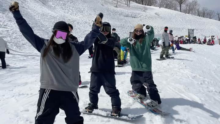 chisatoのインスタグラム：「🏂 🌸春タカス🌸 全力で楽しんできました🔥🔥  この3人といえば〜？ そう、スノキャン🍭だよね🤟🏾 @snowcandy.2021  みんなしっかりしてるんだけど みんなどこか抜けててww 3人の記憶で１つの記憶な事が多い 絶妙な3人でお届けしております👩‍👩‍👧💕笑  @toyfilms さん🐇 無理なお願いやったのに撮影してくれて 本当にありがとうございましたっ🙏✨ . . . . 質問多いことまとめました👇 👧height→160cm 🐷weight→45kg 🏂board→YONEX declic142cm 🏂setting→48cm、9,-3 🥾boots→deeluxe、original(22.5) 🥾binding→union、TRILOGY(S) 🐇Snow Wear→bsrabbit 👕 crewneck→XL 👕foodie→L 👖pants→L :::::::::::::::::::::::::::::::::::::::::::::::::::::::::::::☻ ✔︎ @yonex_snowboard_gt #YONEX #DECLIC #YONEX女子 #ヨネ女 #yonexsnowboard ✔︎ @bsrabbit @milesinseoul #비에스래빗 #bsrabbit #ビエスラビット #bsrabbitjapan ✔︎ @superb_shintaro #superb ✔︎ @snatch1213 #snatch ✔︎ @vonzipperjapan @vonzipper ☻::::::::::::::::::::::::::::::::::::::::::::::::::::::::::::: #fashion #snowboard #snowboarder #groundtrick #스노우보드 #스노우보더 #スノーボードウェア #スノーボード #グラトリ #グラトリ女子 #グラトリ男子 #スノボ女子 #グラトリ練習中 #グラトリ女子盛り上げ隊  #韓国ファッション #滑雪 #ストリートファッション#单板滑雪」