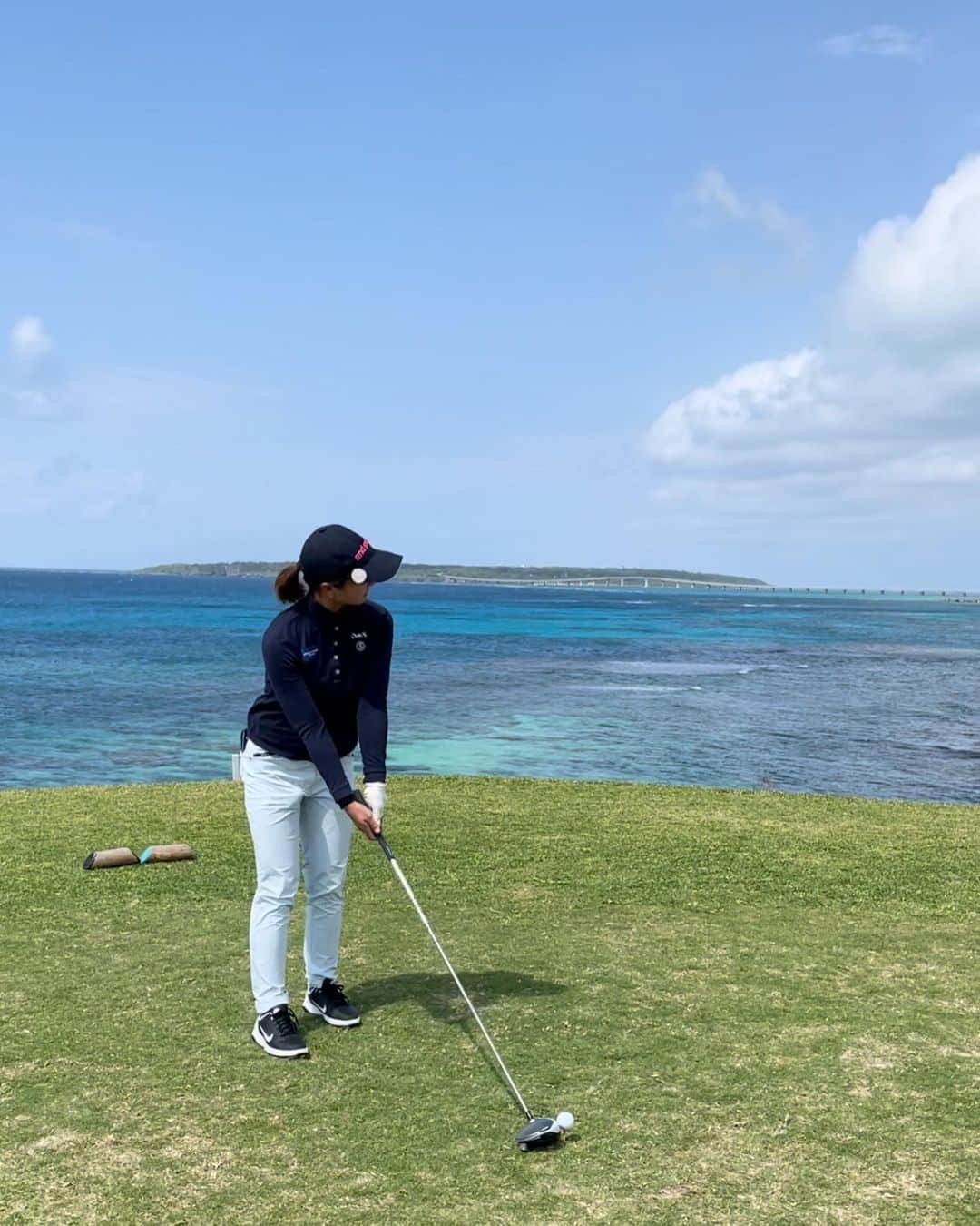 のインスタグラム：「全管協・三光ソフランレディースゴルフトーナメントが宮古島で開催され、出場させて頂きました！！ スコアは70.76でした。 とっても綺麗な海に癒されました🐠 と同時に強すぎる風にもやられました。 まだまだ試合はあるのでまた頑張ります！！  #andperse  #regina」