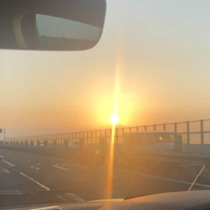 長谷川唯のインスタグラム：「・ ・ 太陽をみると心に元気がでて心が癒されるなぁ〜☀️今日もありがとうって😌ドライブ大好き❤︎  ・ ・ #drive #today #nagoya #happy #夕日が綺麗 #love #ınstagood」