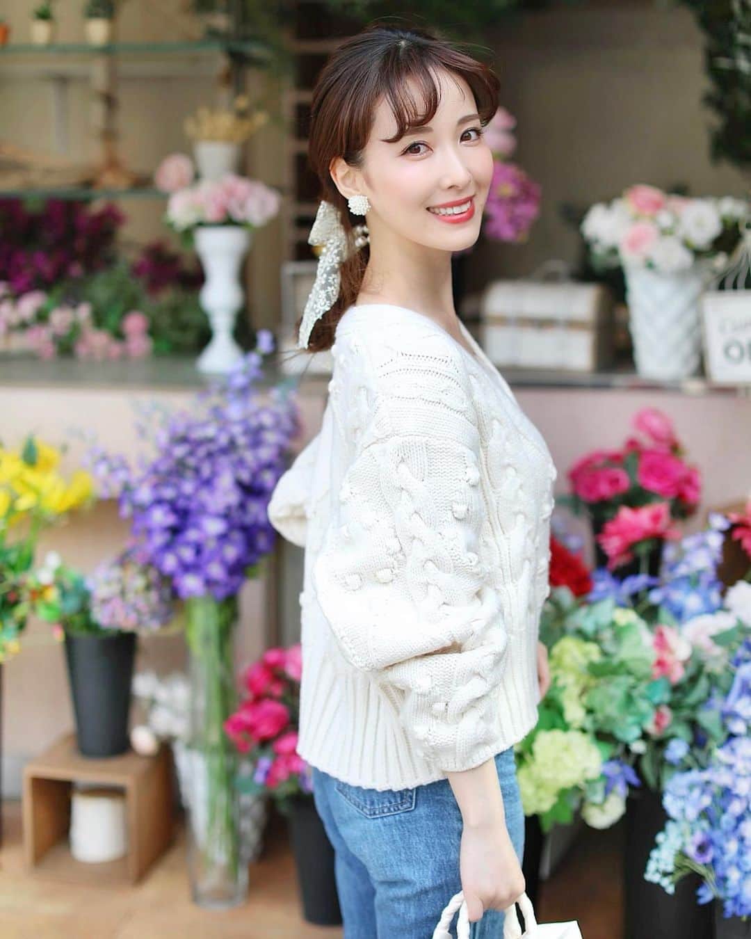瀬戸早妃のインスタグラム：「最近お気に入りでよく着ている ざっくりケーブル編み×パールボタンのカーディガン💖 本日21：00から新発売です♫ @montresorsaki   おっきなビジューが可愛い カゴバッグも販売中です🛍  ここ数日.暖かい日々が続いて嬉しいなぁ🧸 今週もhappyに頑張りましょう~💖  #montrnsor #モントレゾール #春コーデ #デニムコーデ #大人可愛い #大人可愛いコーデ #お出かけファッション #カジュアルコーデ #cordinate #코디」