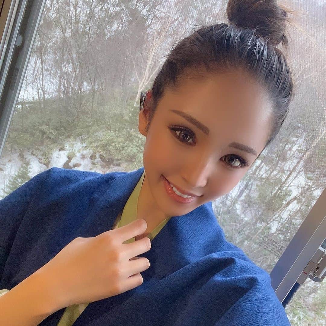 藤咲ひなたのインスタグラム：「おはようございます❤️  前々から計画していた、なかよしちゃんの誕生日サプライズで温泉きました🥺💕 やっぱり嫌な事あっても大好きな人達と、大好きな人が喜ぶ顔見ると本当に幸せだなあ❤️  ってかんじで今日までお休みです✨ 明日から頑張りまーす🥰🥰  P&J 札幌市中央区南４条西３丁目 N-プレイスビル 5F 011-518-1444 💋藤咲ひなた💋  #美脚　#美脚トレーニング　#美脚美尻　#高身長女子　#トレーニング女子　#ノンアルコール　#ミナミ　#国分町　#ピーアンドジェー　#lfl #モデル　#飲み屋　#ススキノ　#かわいい　#ドレス　#いいね　#錦　#中洲　#すすきの　#札幌　#ホステス　#キャバクラ　#キャバ嬢　#起業したい　#バルセロナグループ　#バルセロナ　#ニュークラ　#ニュークラブ」