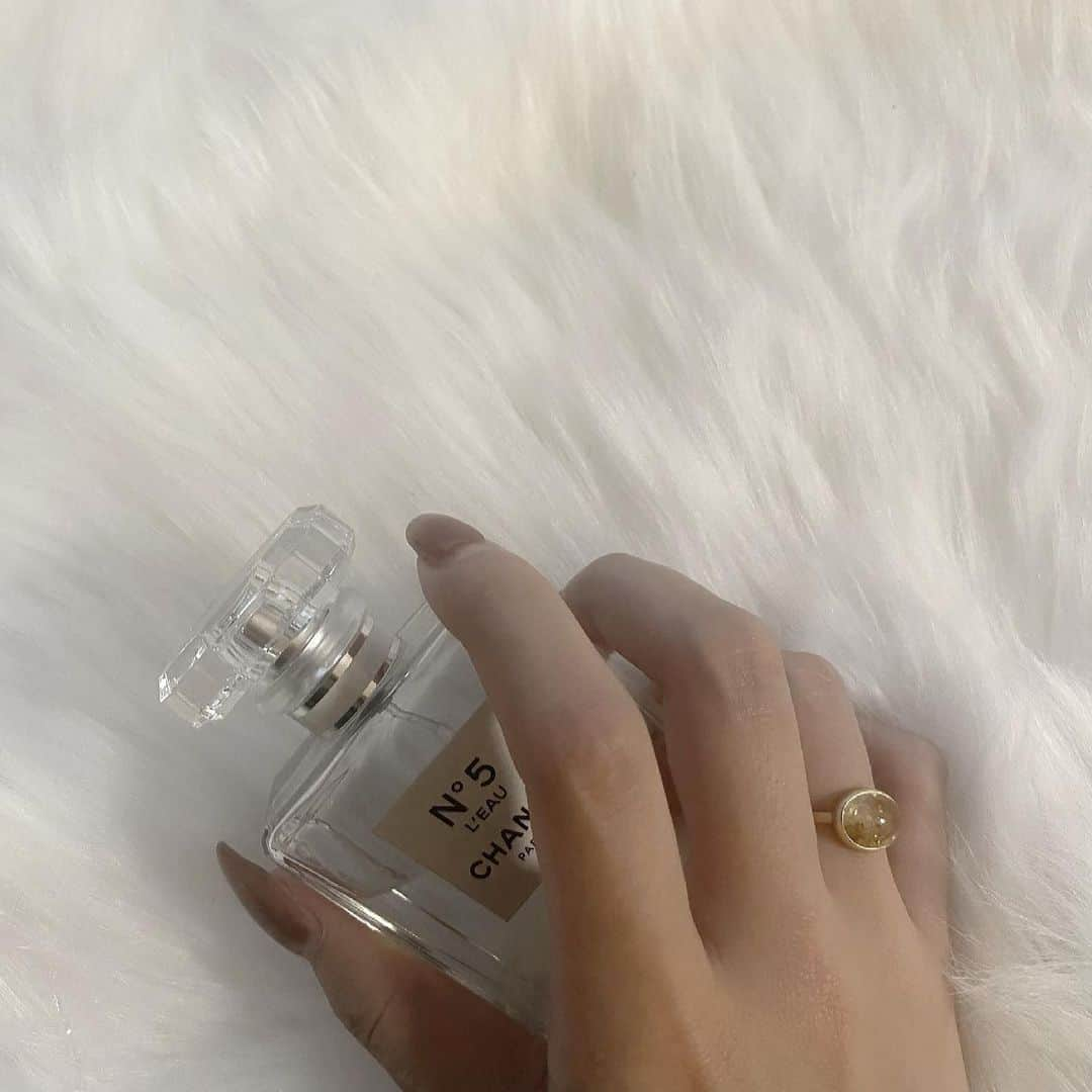 白倉あやさんのインスタグラム写真 - (白倉あやInstagram)「最近のお気に入りring @attenir_offial🤍﻿ ファッションに合わせて、﻿ 好きな石やリングを選べて 自分だけの﻿ジュエリーをつくれるの..🤍 ﻿ 世界で一つだけの自分だけのジュエリーが作れるよ💍﻿ ﻿ ﻿ ﻿ ﻿ #attenir #アテニアコレクション #アテニアオーダーメイドジュエリー #オーダーメイドジュエリー #attenir_PR #attenir_official」3月15日 9時24分 - shirakur_a