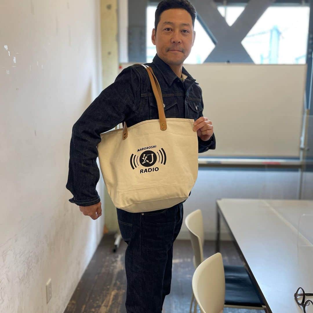 東野幸治のインスタグラム：「3月中旬ぐらいに幻ラジオで、トートバッグを発売する予定です。 興味ある方は是非のぞいてください！」