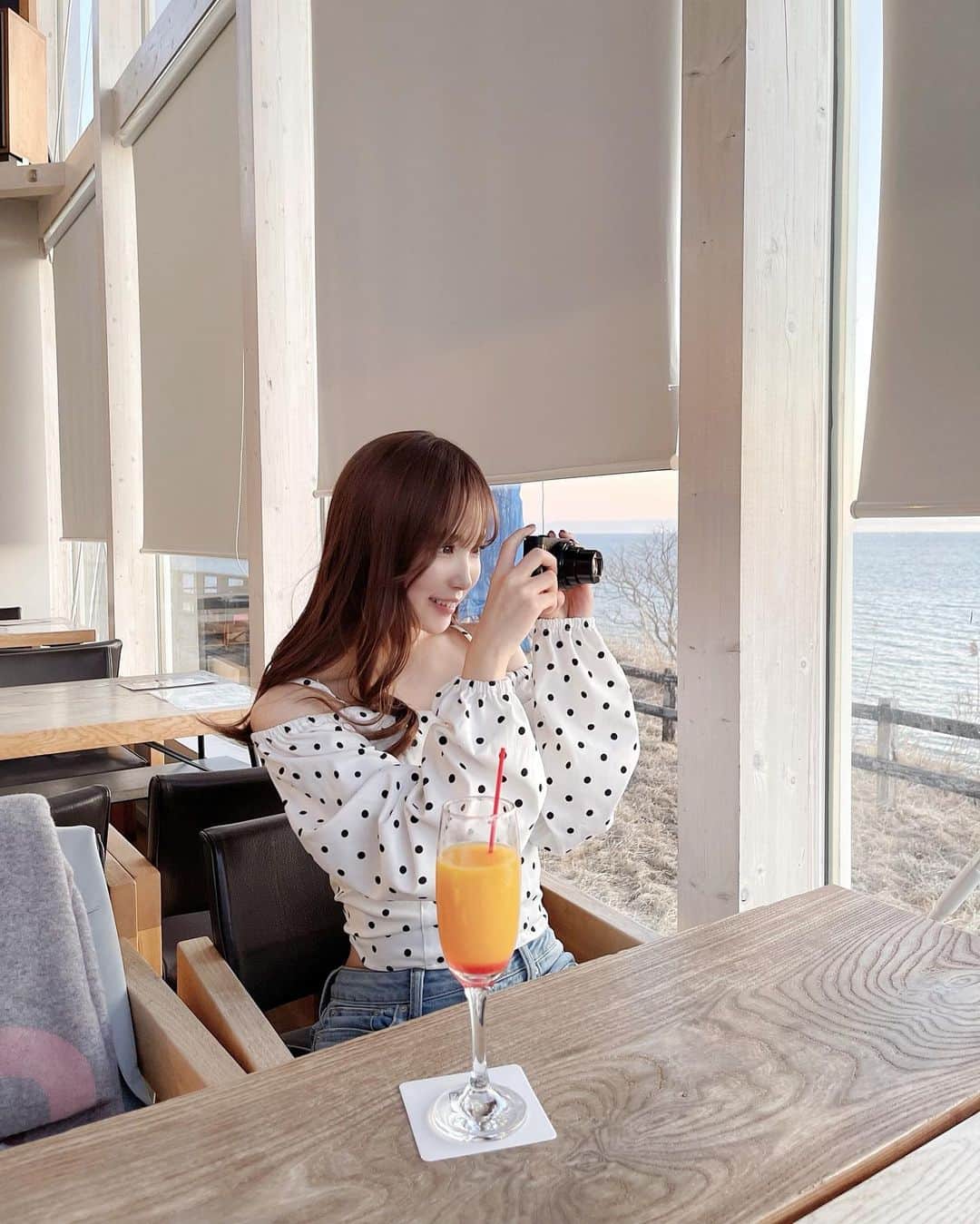 のインスタグラム：「@spiralgirl_official のコットンベリーブラウス大優勝🌙 ドットオフショルデザイン超かわいー❕🎀 ZOZOで2,000円offやってたよチェックしてね✔︎ #spiralgirl #春コーデ#zozotown」
