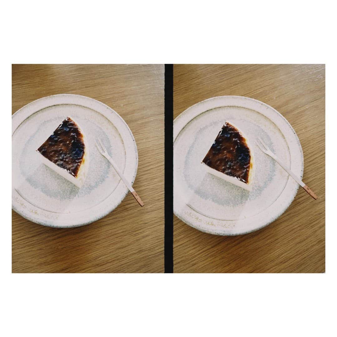 野尻美穂のインスタグラム：「昨日食べ損ねたホワイトデー。 朝食にて濃厚バスクチーズケーキ🧏🏻‍♀️  #ホワイトデー #バスクチーズケーキ #beltz」
