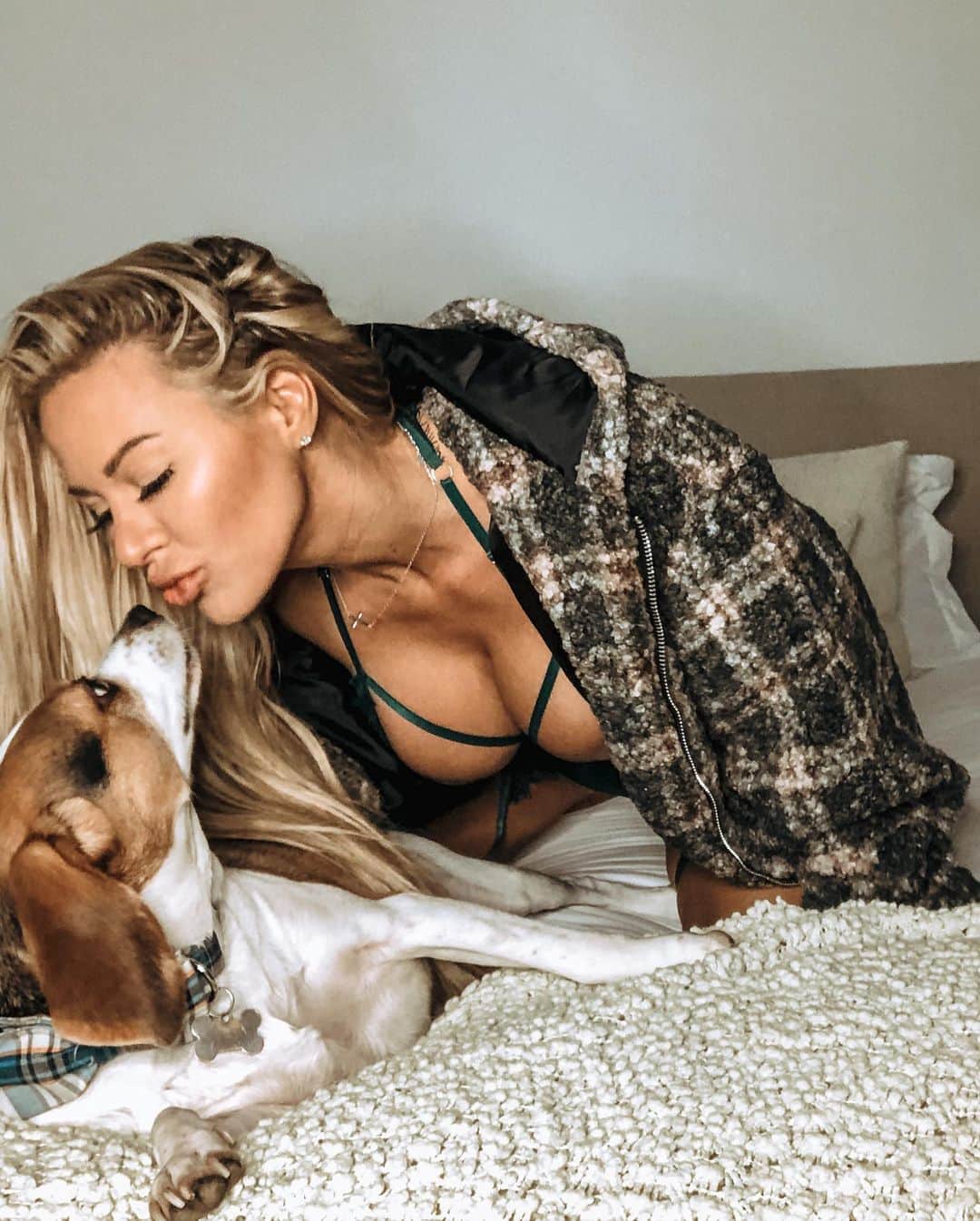 Kindly Myersのインスタグラム：「My sweet dog being cute @dollskill #dollskill」