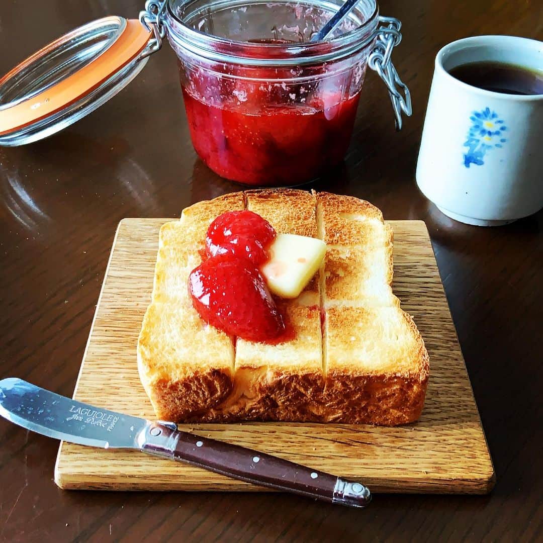 志摩有子さんのインスタグラム写真 - (志摩有子Instagram)「厚切りのトーストにいちごのプリザーブをたっぷりと。この鮮やかな赤と爽やかな酸味を楽しめるのは自家製ならでは。食パンは久しぶりにレブレッソ。ダージリンと。  #いちごのプリザーブ #いちごトースト #レブレッソ @leparfait_jp」3月15日 10時04分 - ariko418