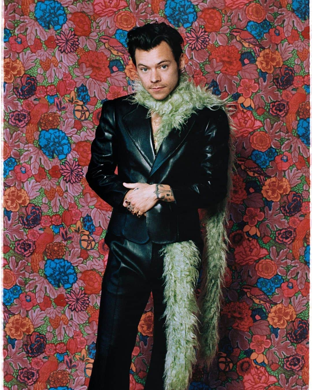 Vogueさんのインスタグラム写真 - (VogueInstagram)「Never one to arrive in standard-issue menswear, @harrystyles had an arresting look ready for his first #Grammys night, a black leather cropped jacket and matching pants paired with a mint boa, all designed by @Gucci creative director @alessandro_michele.   Tap the link in our bio to learn how the look came together with @harrystyles's stylist @harry_lambert. Photo by @anthonypham」3月15日 10時15分 - voguemagazine