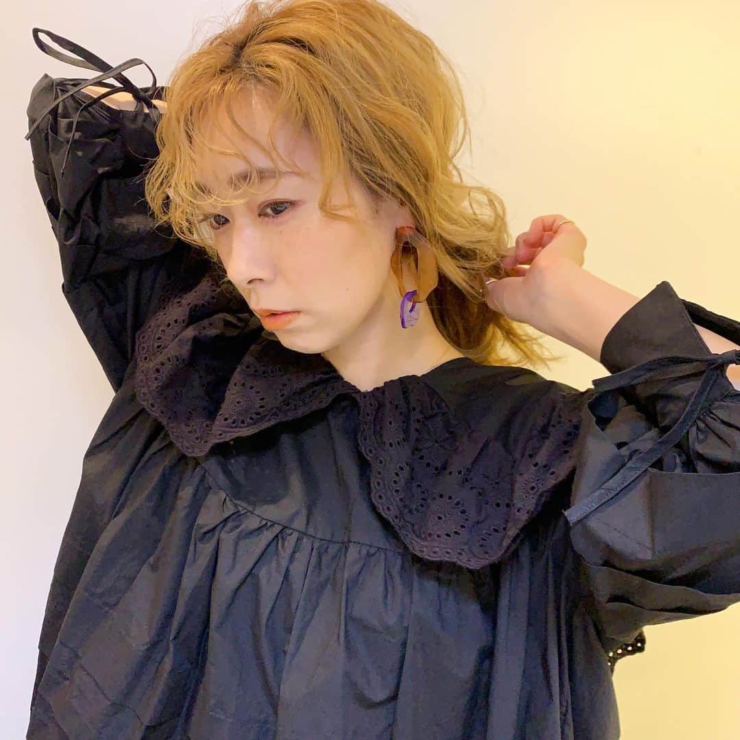 のインスタグラム：「2021,03,15のアレンジ わくわくな打ち合わせへ🐾 昨日お客様をくりっと巻いたらやりたくなった😂🌀 結ぼうかなと思いつつ黒×ハイトーン好きだからおろした👩🏻‍🦰 ストレートアイロンで巻いたよ✔︎ 昨日好評だったすみれmakeを今日もしてちゃんと動画撮った😉 ではいってきます👋🏻 ピアス… @san_official ・・・ #ヘアアレンジ #ミディアムアレンジ #ロブアレンジ  #uロブアレンジ #hairarrange #hairstyle #tcbsnap #sanコレ」