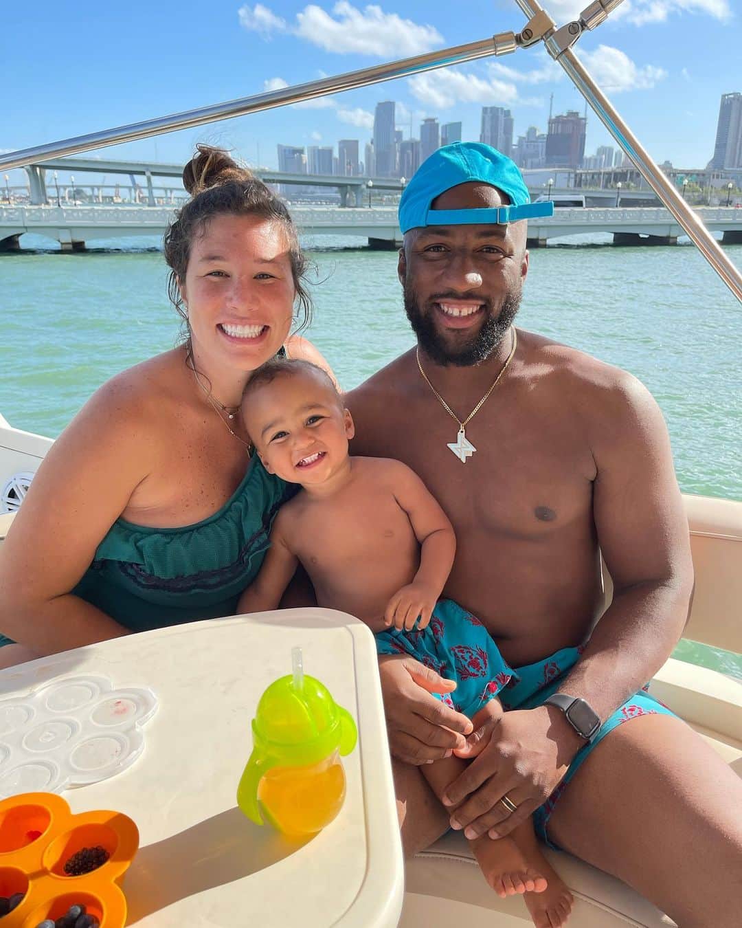 メル・ロハス・ジュニアのインスタグラム：「A quien se parece más, a la mamá o al papá?? 🤔 los leo haters!! 🙄 #Alpai」