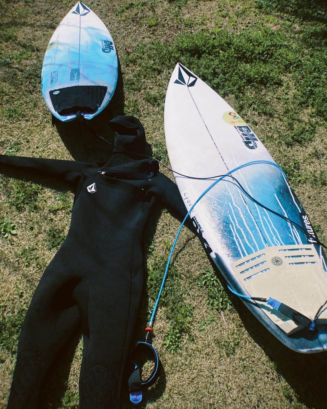 佐藤魁のインスタグラム：「. . . シンプルでブラックなwetは あなたを暖かく保ちます！ thickness  5/4/3 hood @volcomjapan #volcomwetsuit」