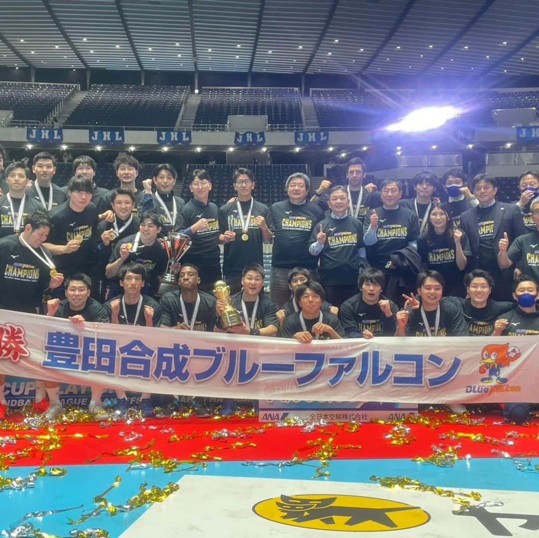 水町孝太郎のインスタグラム：「. 2020-2021シーズン終了🤾‍♂️ プレーオフ初制覇しました🏆  今シーズンコロナ渦の中思うようにハンドボールができない状況が続きましたが、スタッフ、選手、サポーター、会社の支えがありプレーオフの決勝の舞台に立つことができました。 そして、初優勝という形でたくさんの人に恩返しできたことを嬉しく思います☺️ また、チームのおかげで最高殊勲選手賞も取ることができました✨  またこれからもハンドボールを楽しみ続けたいと思います。 沢山の応援ありがとうございました❗️  📸:@tagucci42  #豊田合成ブルーファルコン  #toyodagoseibluefalcon  #プレーオフ  #handball #ハンドボール #最高殊勲選手賞」