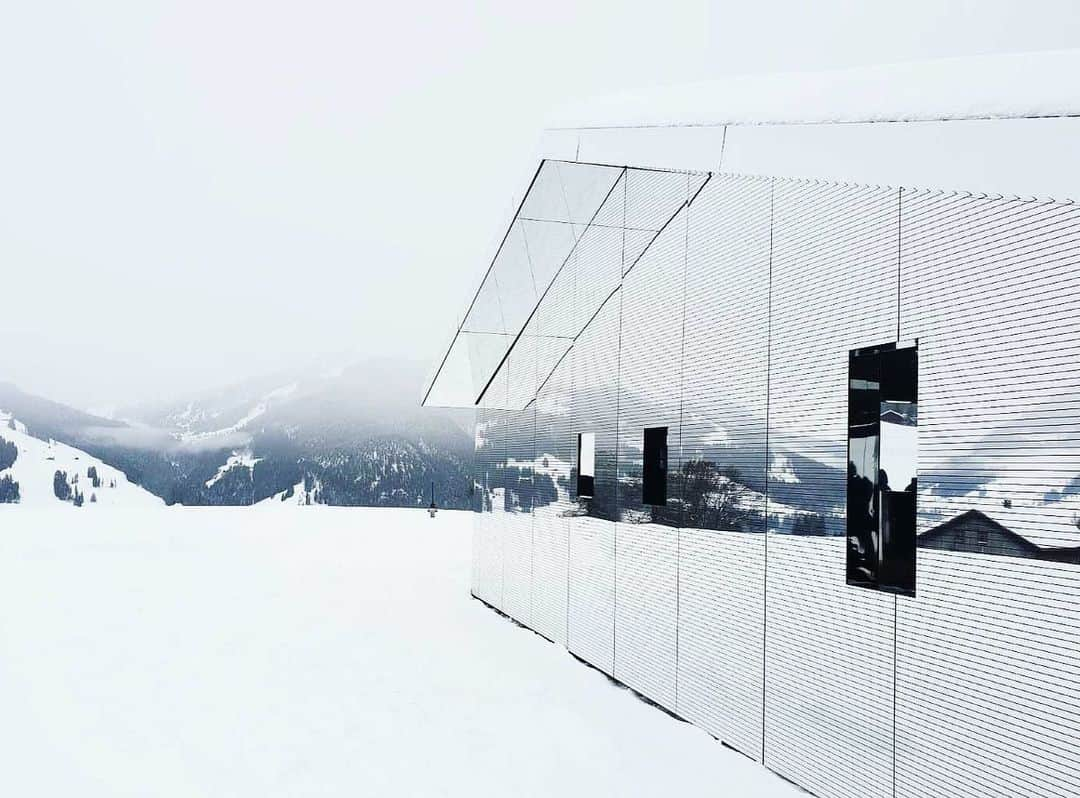 ミロスラヴァ・デュマさんのインスタグラム写真 - (ミロスラヴァ・デュマInstagram)「An artist named Doug Aitken created a Mirror House 🏡 in swiss mountains that blends into nature and never looks the same, just as our ever changing World 🌎」3月15日 1時45分 - miraduma