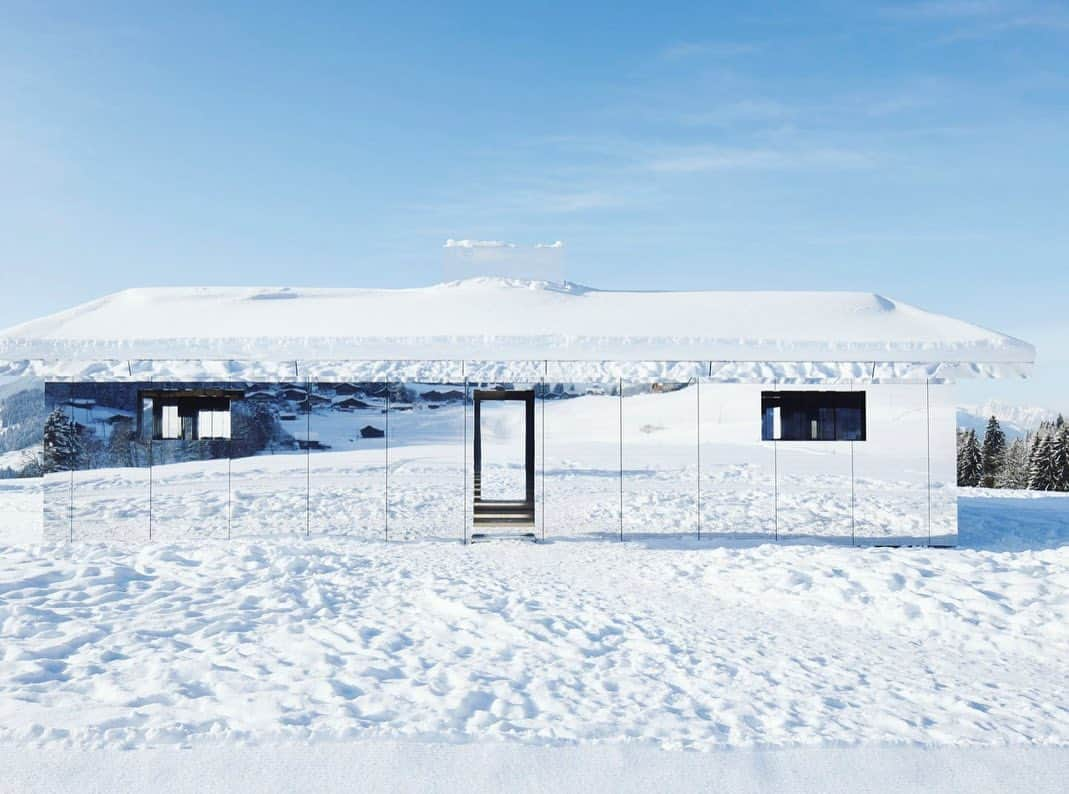 ミロスラヴァ・デュマさんのインスタグラム写真 - (ミロスラヴァ・デュマInstagram)「An artist named Doug Aitken created a Mirror House 🏡 in swiss mountains that blends into nature and never looks the same, just as our ever changing World 🌎」3月15日 1時45分 - miraduma