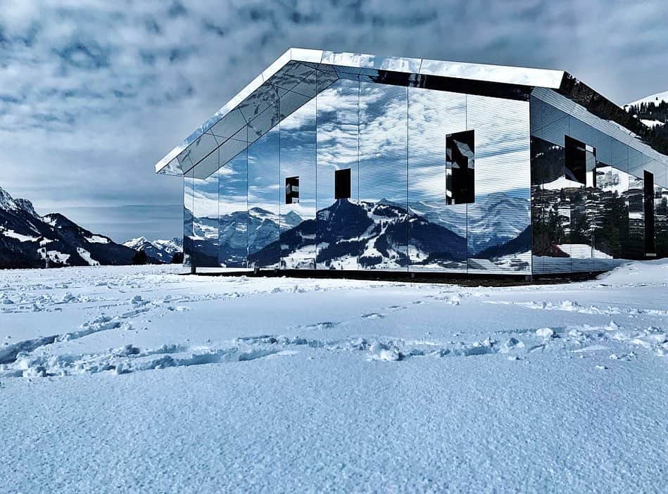 ミロスラヴァ・デュマのインスタグラム：「An artist named Doug Aitken created a Mirror House 🏡 in swiss mountains that blends into nature and never looks the same, just as our ever changing World 🌎」
