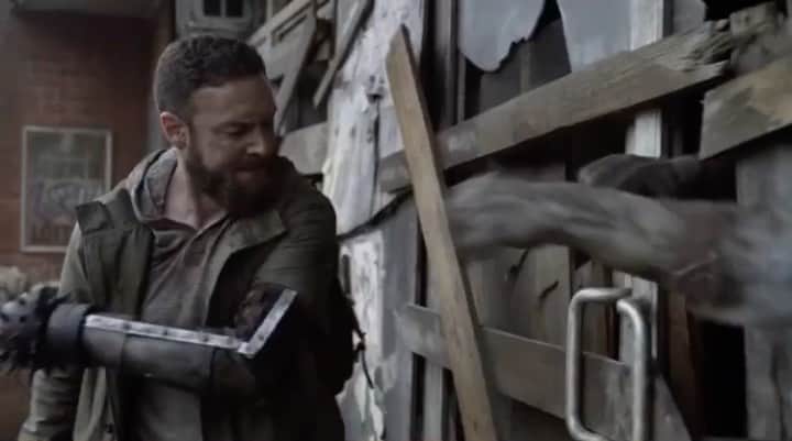 ロス・マーカンドのインスタグラム：「#OneMore Tonight  #TWD 9/8c 🦾」