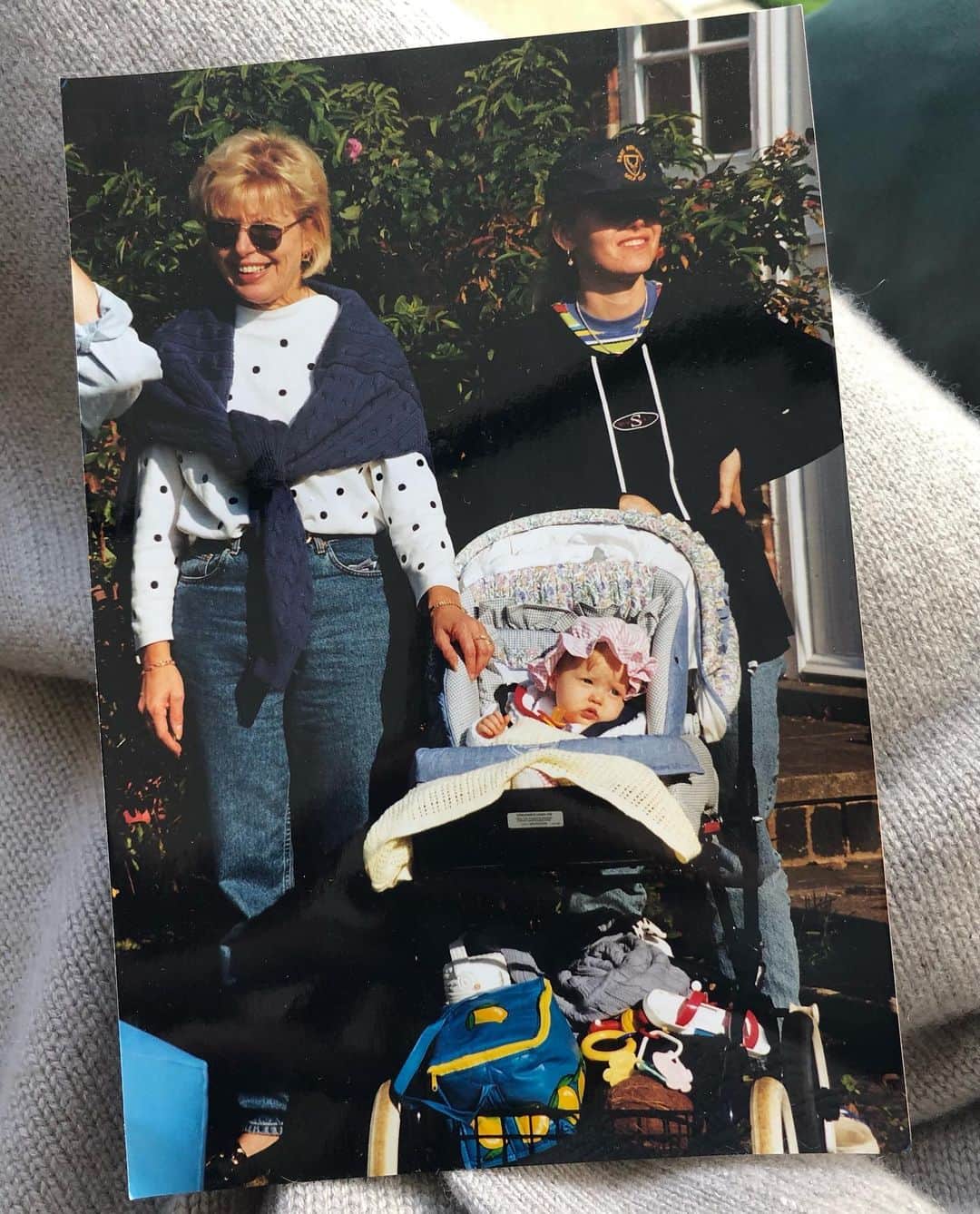 エリー・バンバーのインスタグラム：「My mother & grandmother, love you both, look up to you both each and everyday. your grace, kindness, strength and love. thank you for all of it. you are a wonder! 💖」
