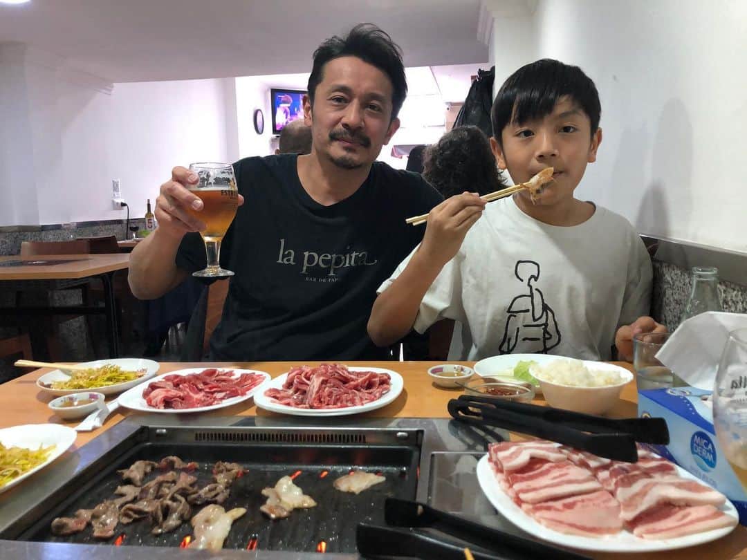石塚啓次のインスタグラム：「今日は子供達と俺で昼メシでどうしようとしてたらお姉ちゃん達結局直前で行かないって事でオシャレではないコテコテ焼肉屋へ息子と釣りの師匠のシンジと！ うまい最高！  #宵宵祇園  #yoiyoigion  #ブエナビスタデポルテ #buenavistadeporte #バルセロナ」