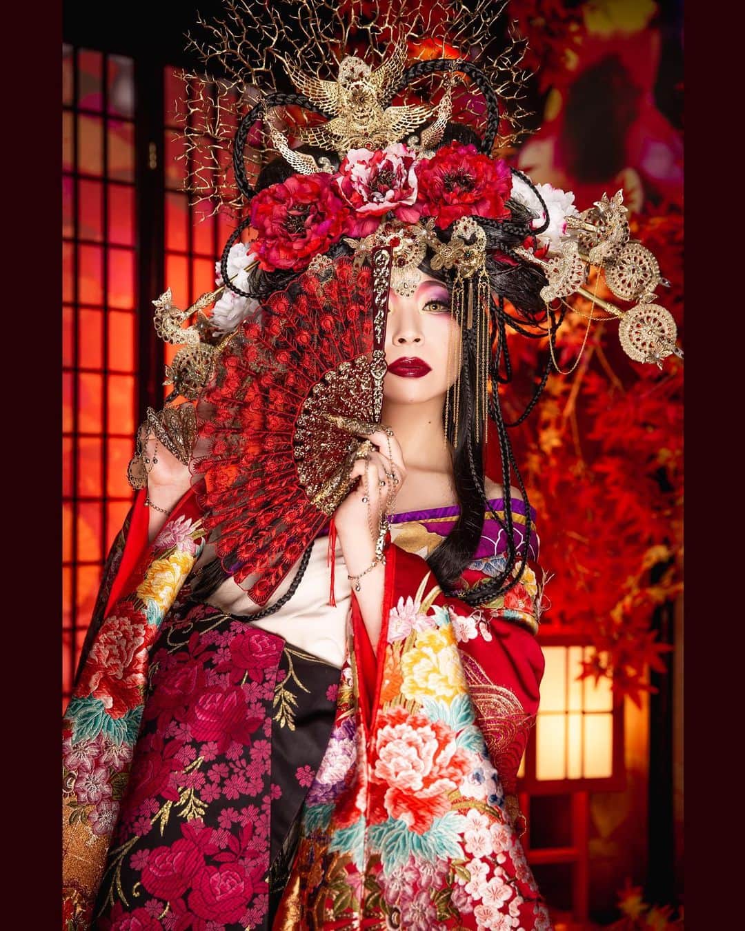 松すみれさんのインスタグラム写真 - (松すみれInstagram)「﻿ ﻿ 『心華魁(シンファーラン)』【紅】﻿ ﻿ TOPまで上り詰めた女が一人。﻿ 彼女が見つめる先は国の行方か、それとも……﻿ ﻿ 頭を垂れる侍従たちを見下しているのか。﻿ この女帝、悪女につき。﻿ ﻿ ﻿ ❀head dress作製：アトリエベアトリーチェ🥀様 @beatrice.taru ﻿ ﻿ ❀studio：ESPERANTO Kokoro Kyoto Okazaki Studio @studio_esperanto ﻿ ﻿ ﻿ #札幌 #被写体 #モデル ﻿ #着物 #和服 #和装 #華流 ﻿ #女帝 #empressregnant ﻿ #ヘッドドレス #オリジナル ﻿ #ココロの変身写真 ﻿ #エスペラント京都 ﻿ #闇の王展2021 ﻿ #creative_portraits ﻿ #pasha_magazine ﻿ #portrait_lovers_united ﻿ #igbest_shots ﻿ #ig_bless_women ﻿ #great_myshotz ﻿ #good_portraits_world ﻿ #jp_portrait部 #team_jp ﻿ #gris_cartier_bresson ﻿ #portraits_universe ﻿ #portrait_lovers_united ﻿ #worldsfinestmagazine ﻿ #portrait_shooters ﻿ #total_japan #IG_JAPAN」3月15日 4時55分 - omatsudayo