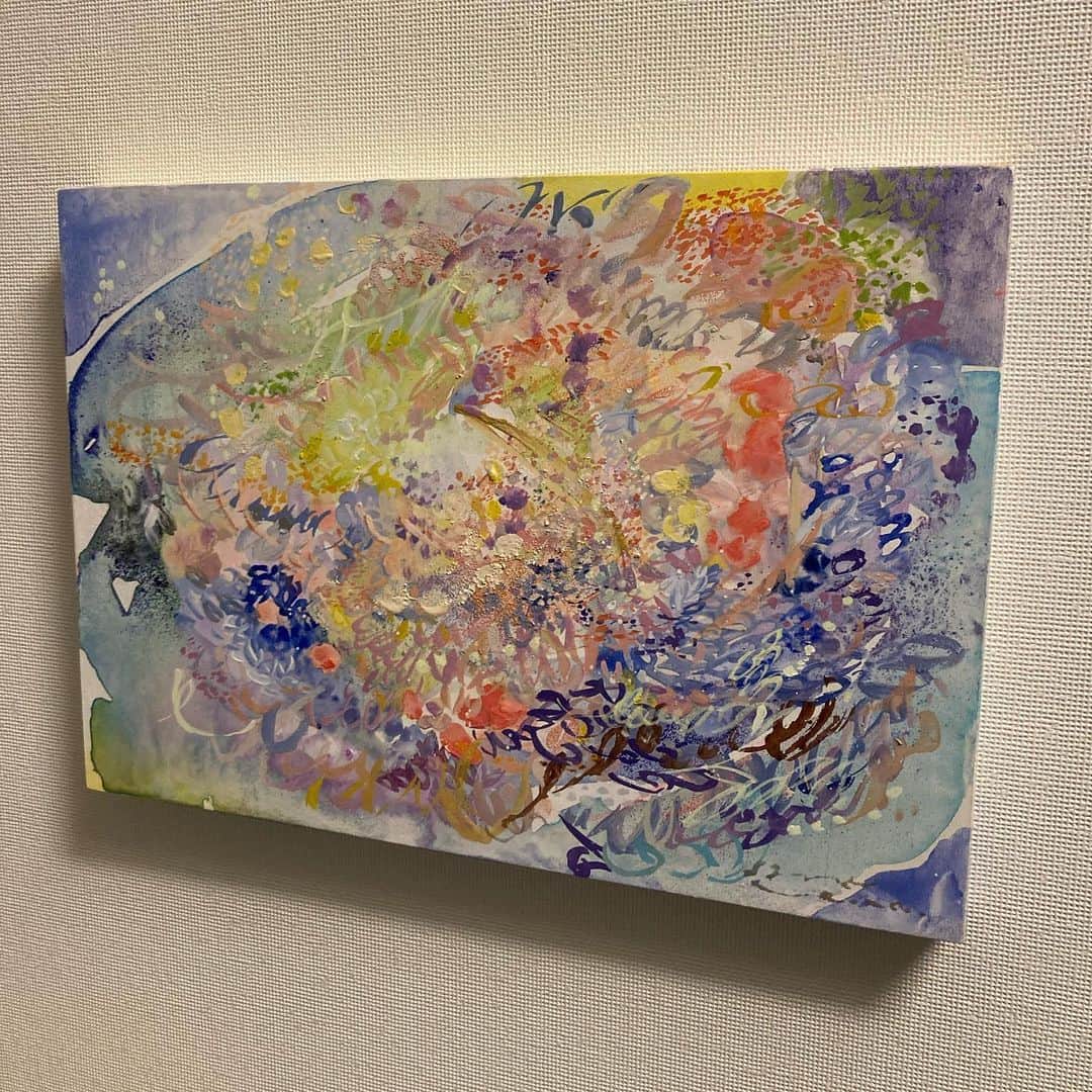 八木ひとみのインスタグラム：「縁あって植田志保さんに  対話描画をしていただきました☺︎  初対面でリモートでしたが  心の奥底にある、細い糸のような  私の「ほんとの気持ち」を  掬い上げてくれる不思議な時間でした。  色を重ねると言うことは  言葉を重ねるのと似たところもあって  私達の会話がひとつの作品になった事が  とても心地よく嬉しい出来事でした。  色の雰囲気が光の具合で  くるくると変化する様子を見ていると  自分の騒がしい心の変化も  ひとつの魅力として捉えられるような気さえします。  残念なのは私の写真の技術…  とても素敵な作品に仕上げていただいたのに  この写真では魅力が伝えきれませんが  嬉しいのでアップしちゃいます😹笑  #植田志保 #対話描画」