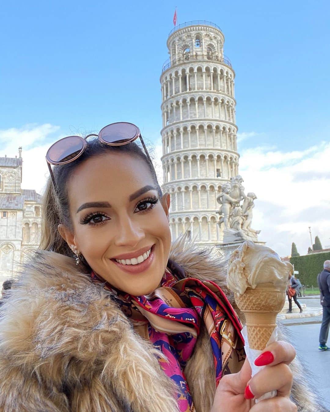 Sarah Mundoのインスタグラム：「Like a big Pisa Pi...  3/14 😉  #Pi #pisa #tuscany #italy #pizza #leaningtowerofpisa #314」